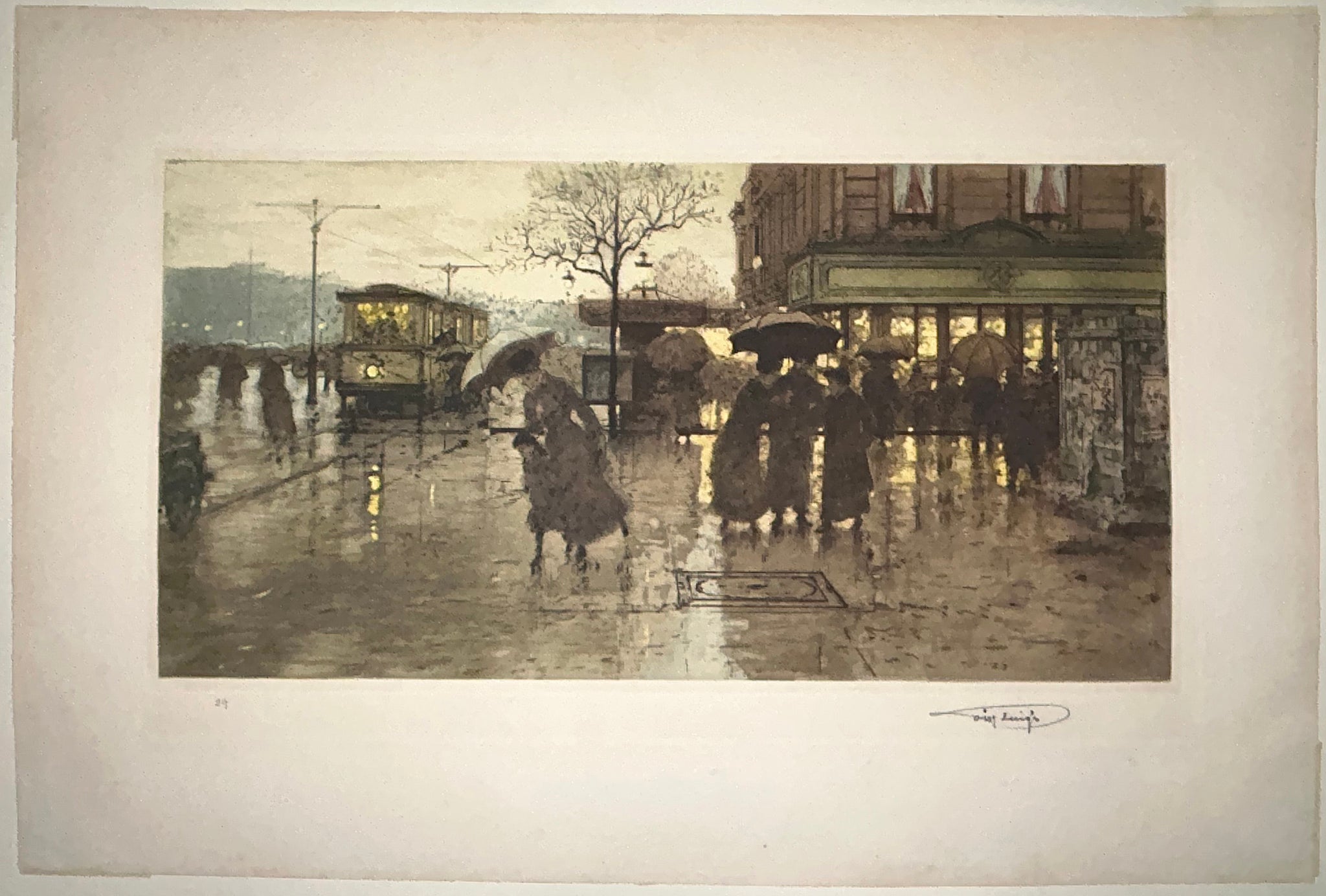 Passage du tramway sous la pluie à Paris.