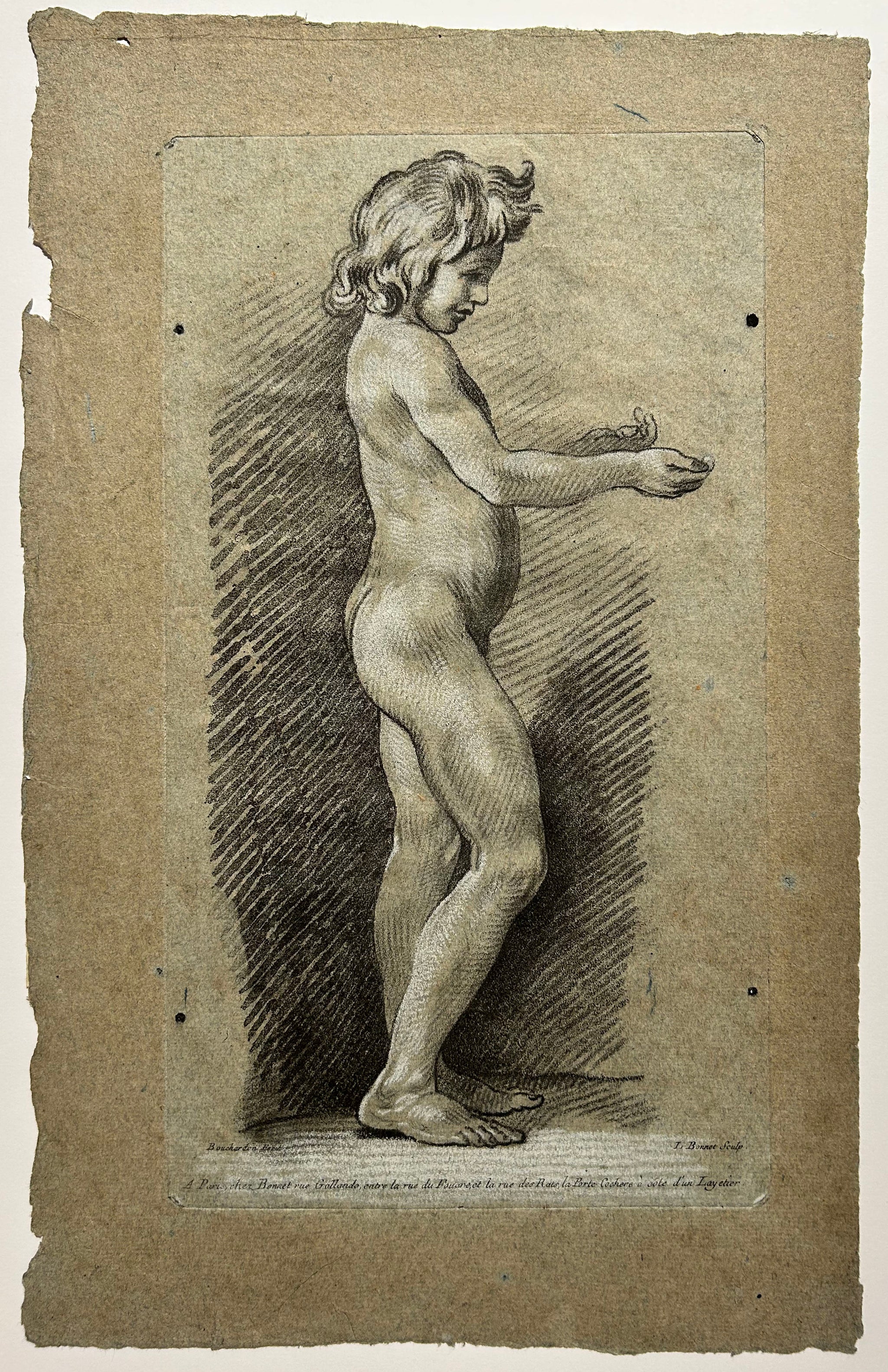 Académie de jeune garçon, debout, de profil à droite, les deux mains tendues.