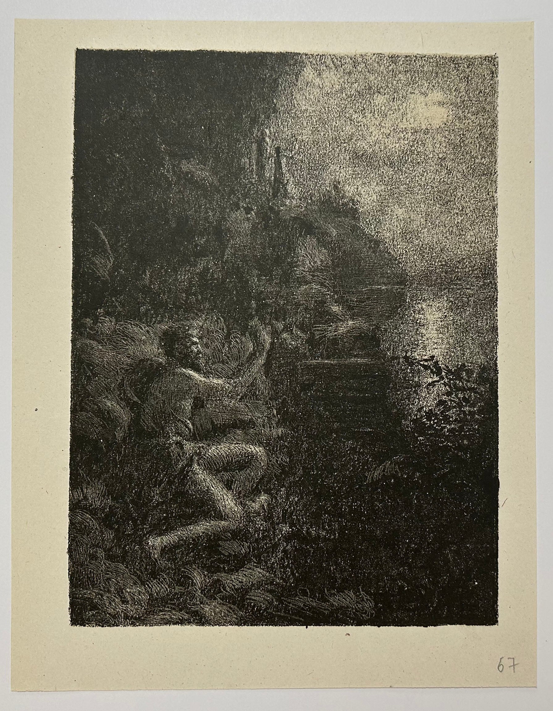 Dieu marin sur une rive rocheuse au clair de lune.