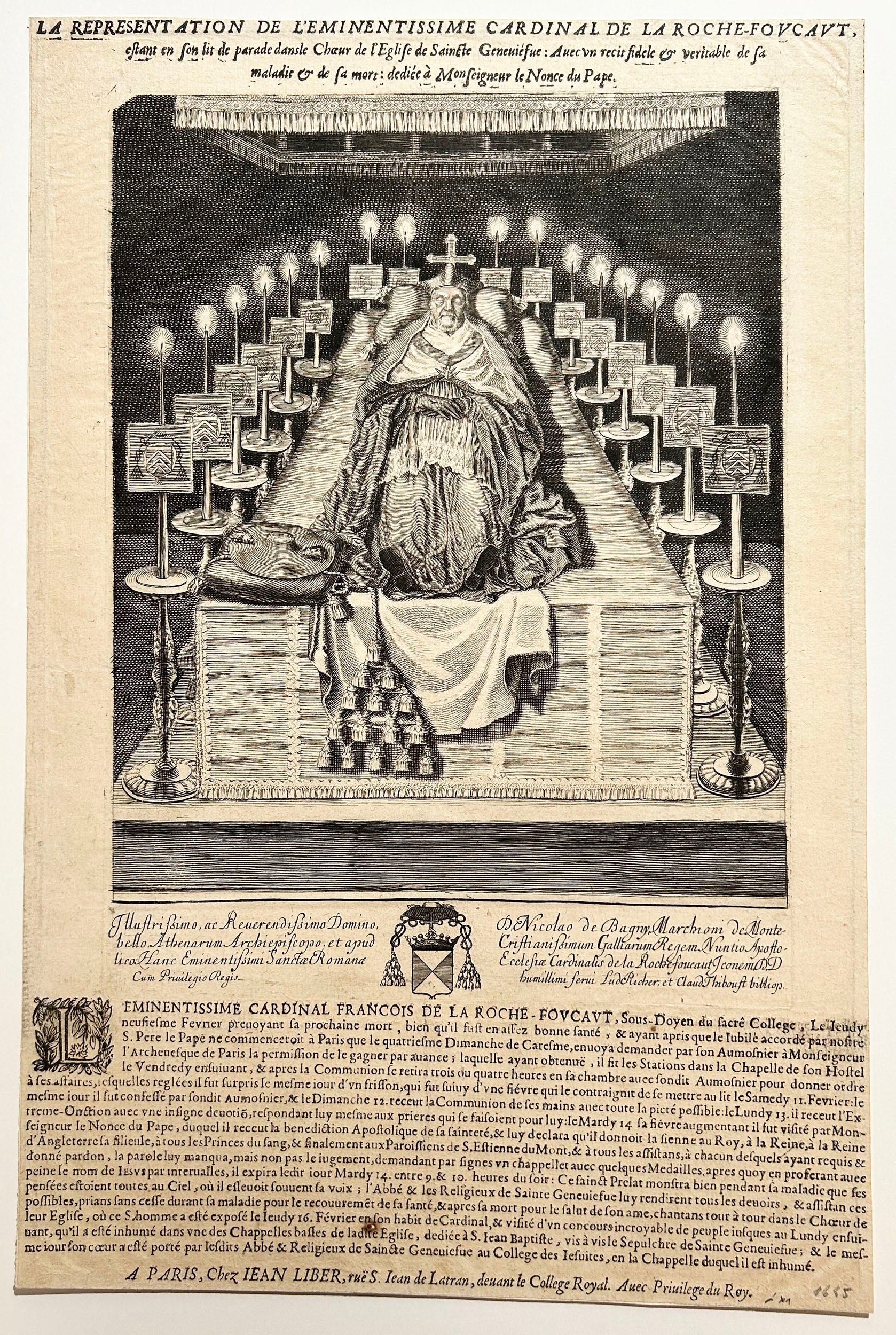 La représentation de l'Eminentissime Cardinal de La Rochefoucault dans son lit de parade dans le Chœur de l'Eglise de Ste Geneviève. Gravure anonyme française du 17ème siècle.