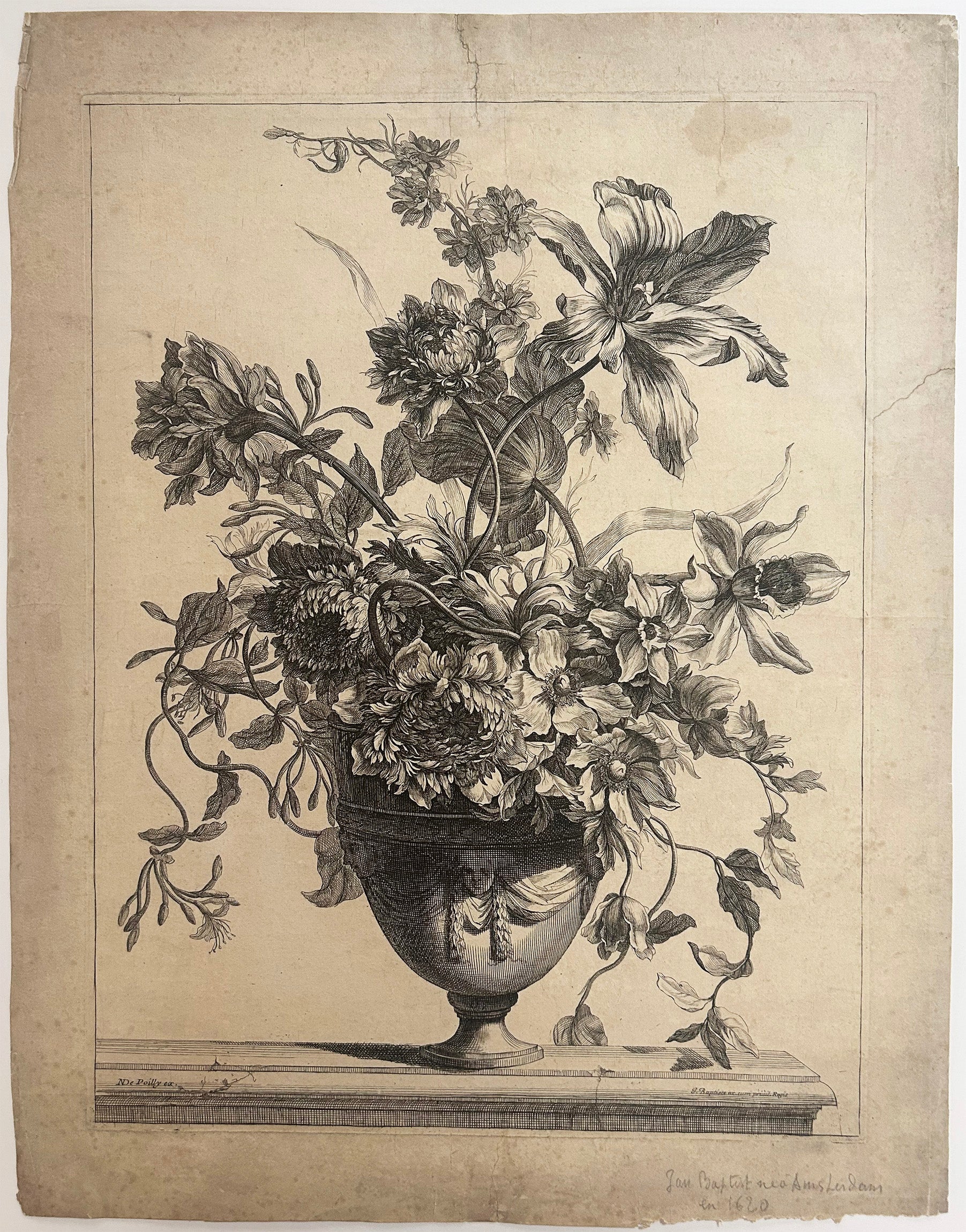 Vase orné de trois mascarons drapés; garni de tulipes, anémones et pavots.