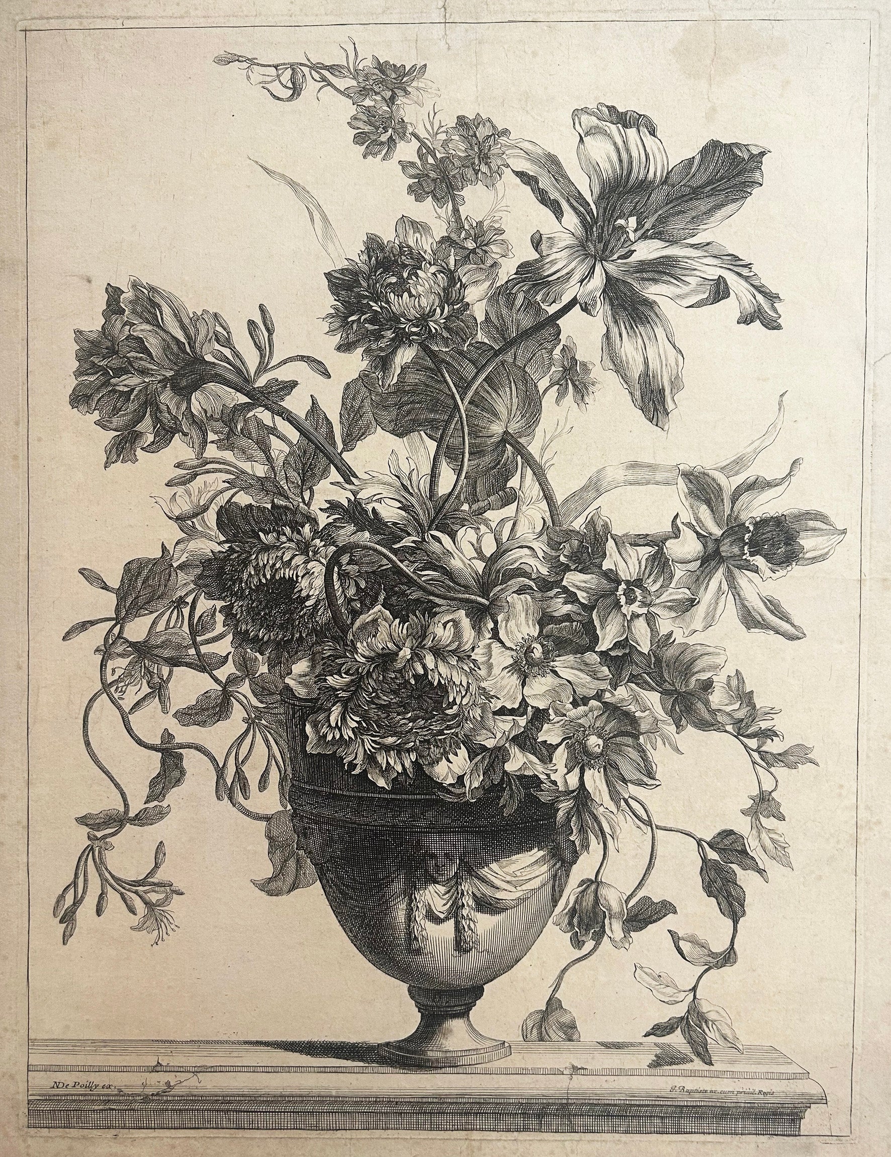Vase orné de trois mascarons drapés; garni de tulipes, anémones et pavots.