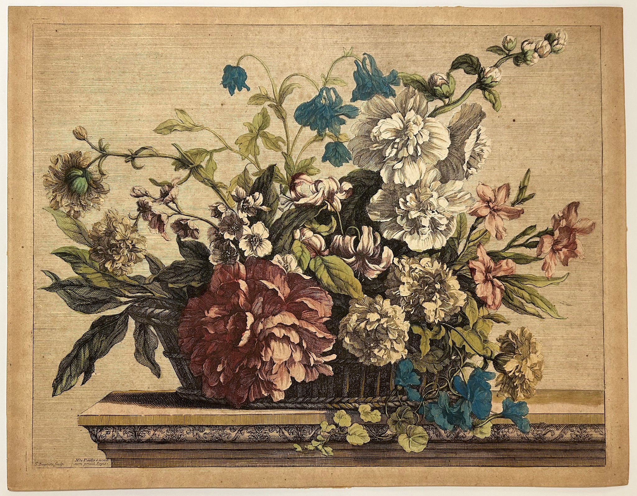 Grande corbeille de fleurs garnie de rose trémière, ancolie, pivoine, lis, œillets et campanules. (2)