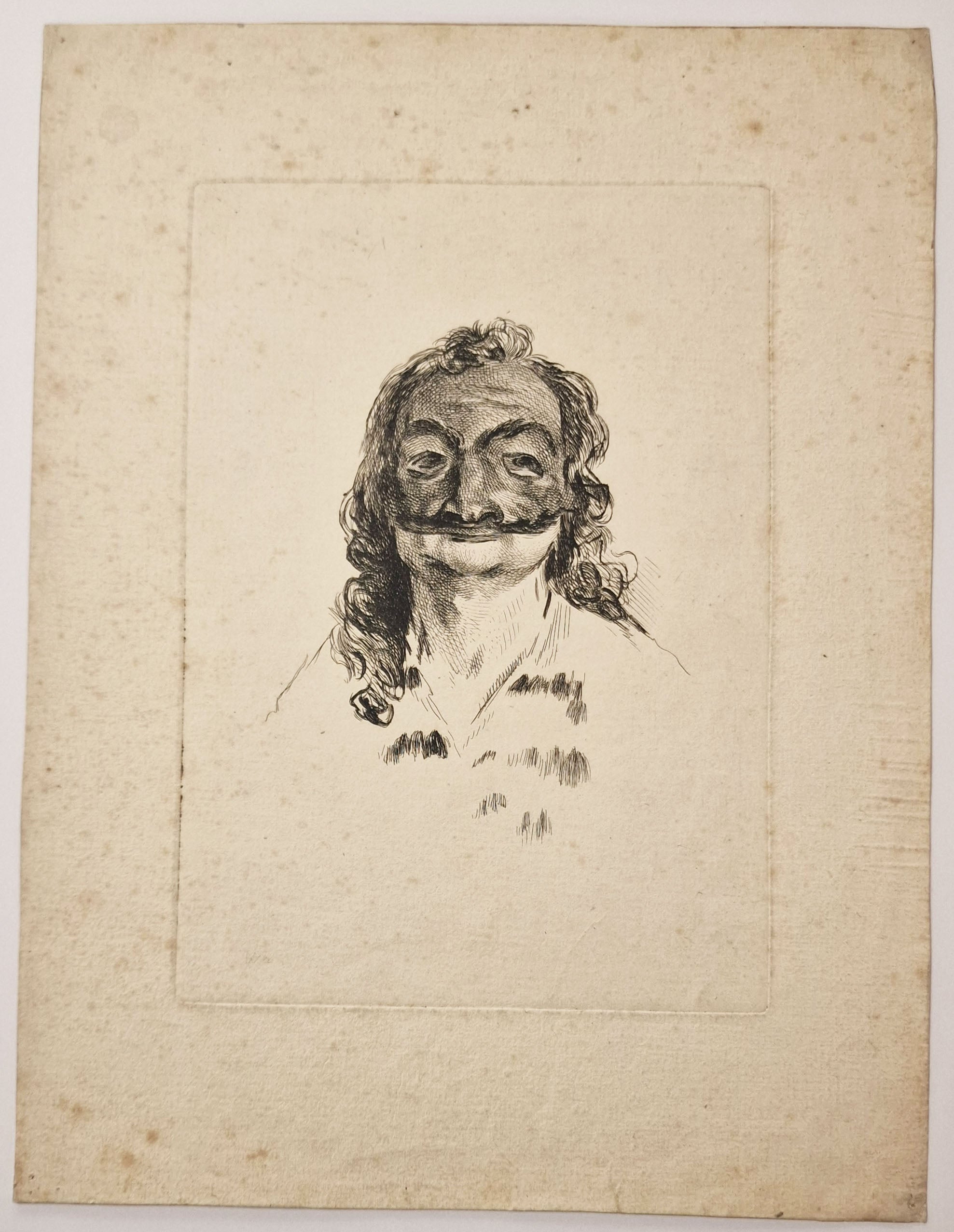 Tête de Scaramouche masqué, vu de face.