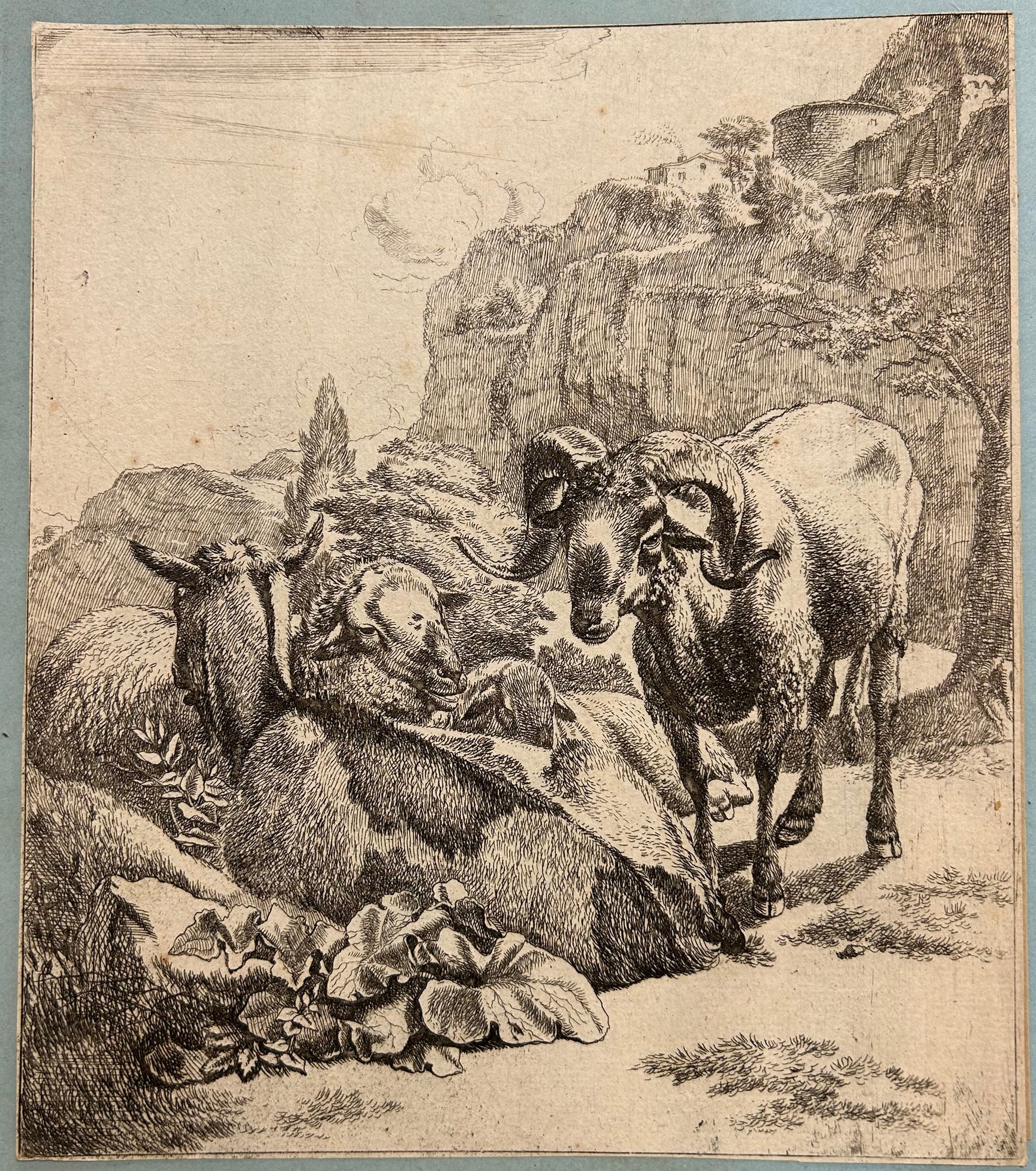 Le petit château au sommet d'un roc escarpé.