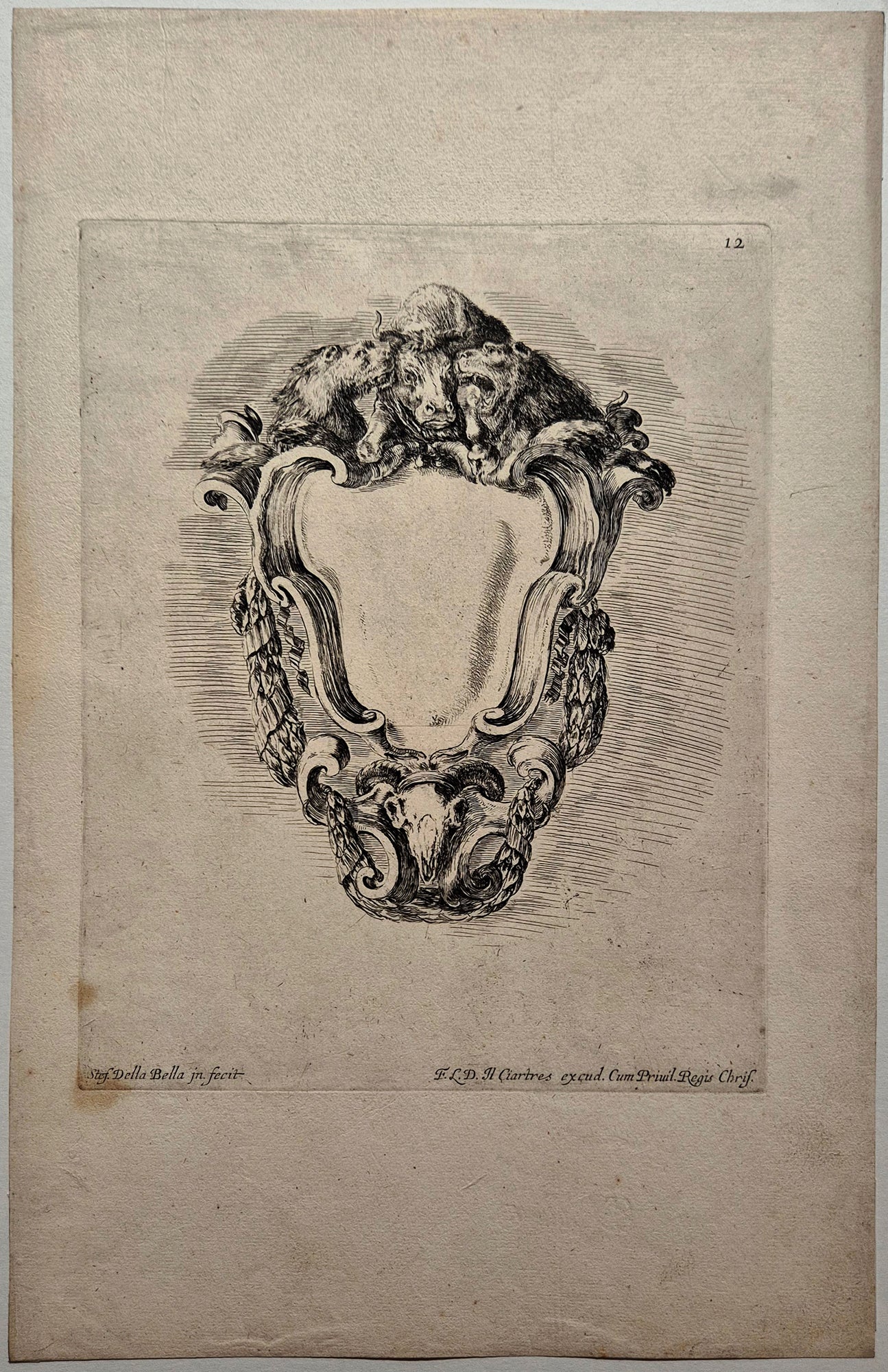 Cartouche encadrant un écusson vide. Della Bella.