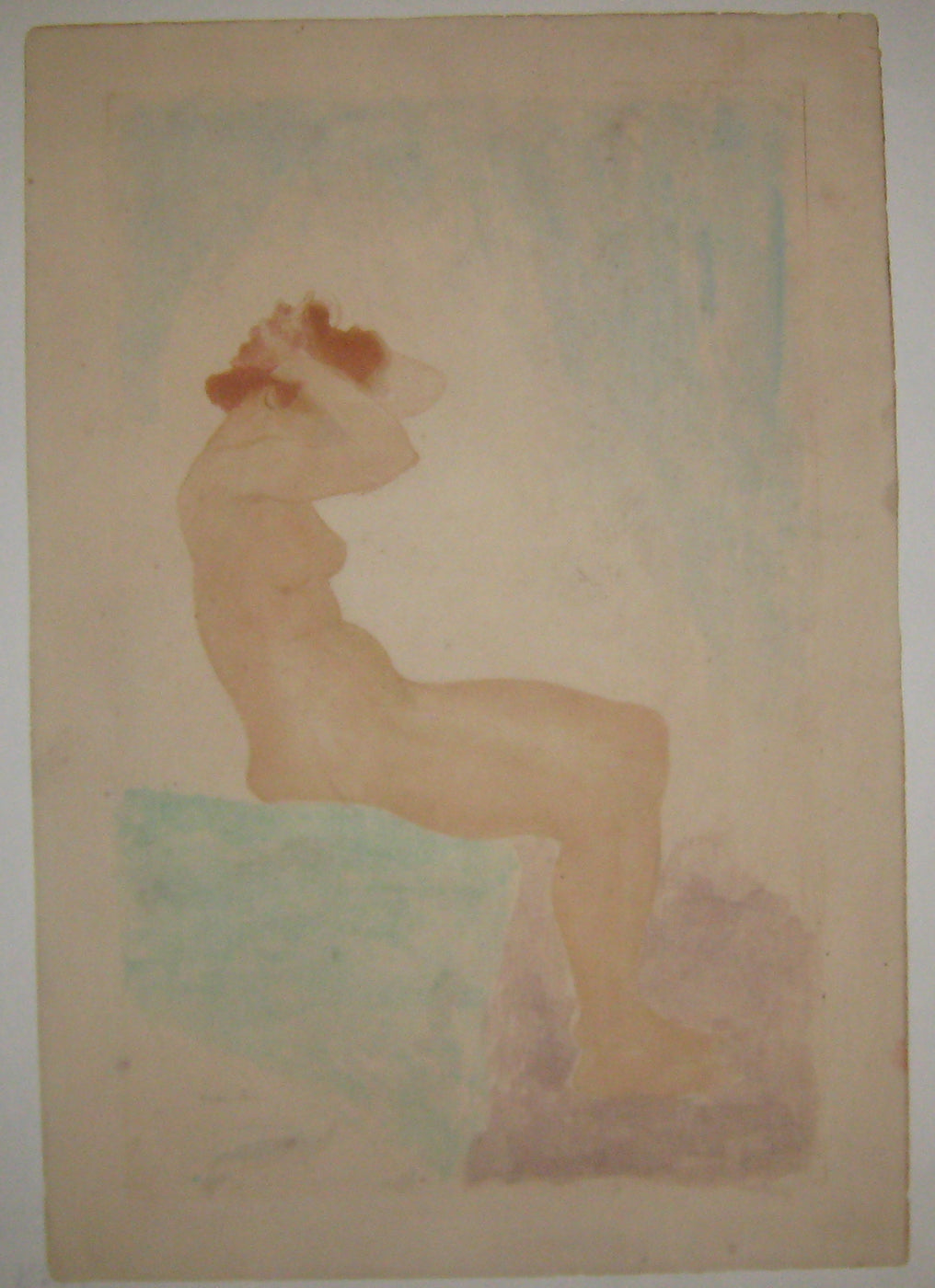 Femme de profil se coiffant.