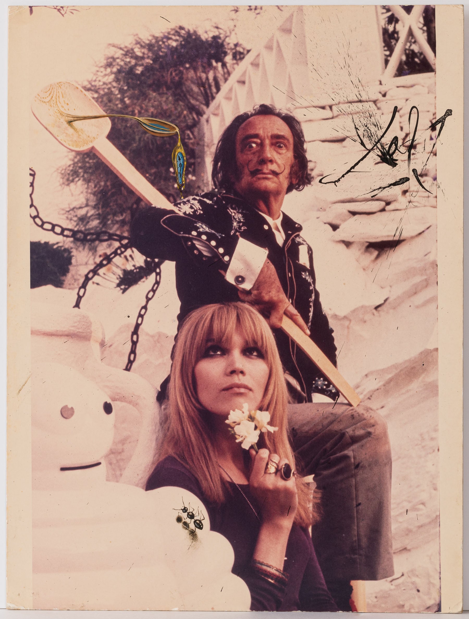 Trois photographies de mode réalisées pour le Daily Telegraph Magazine (6 sept. 1968), prises dans la maison-atelier de Dalí, à Port Lligart, en Catalogne.