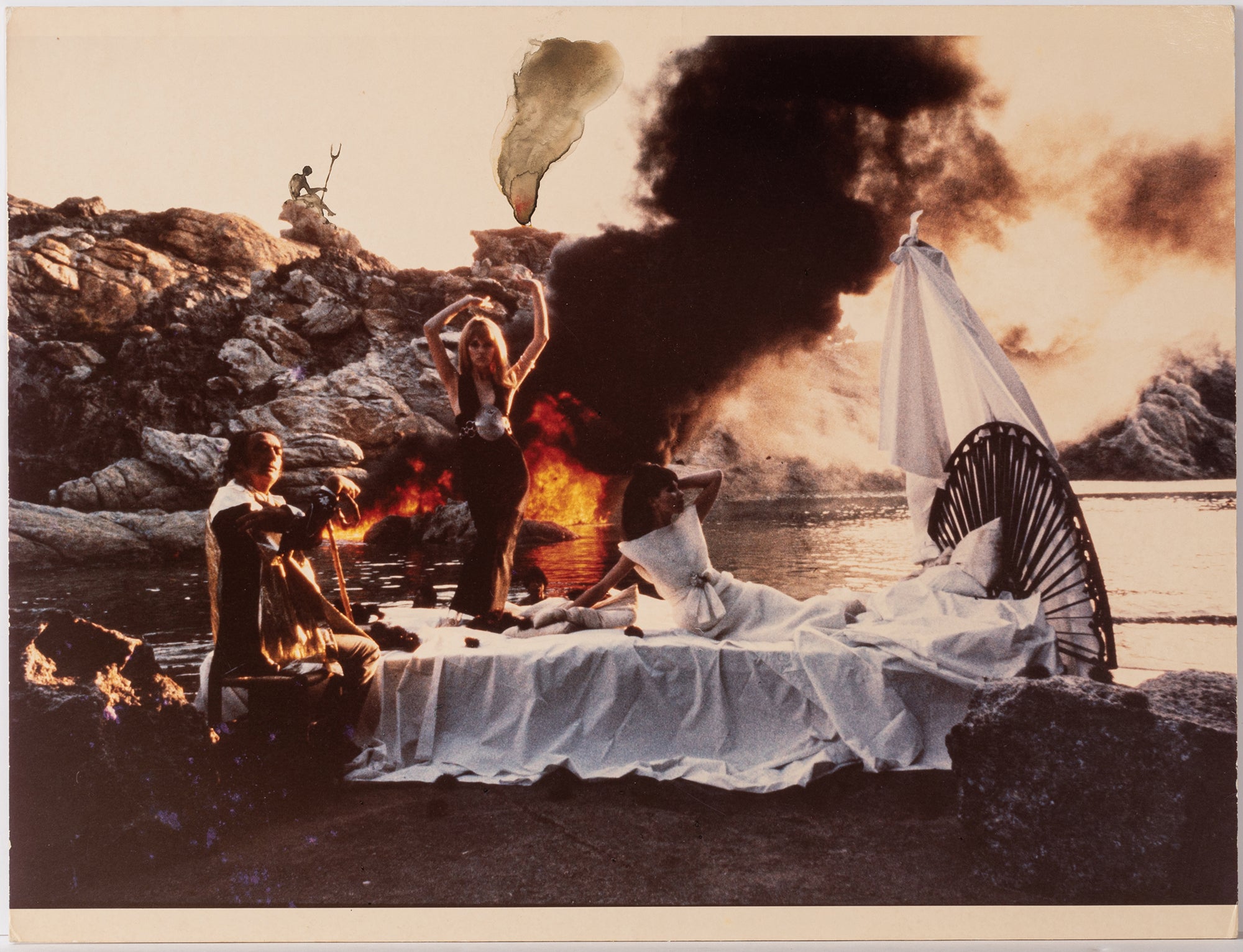 Trois photographies de mode réalisées pour le Daily Telegraph Magazine (6 sept. 1968), prises dans la maison-atelier de Dalí, à Port Lligart, en Catalogne.