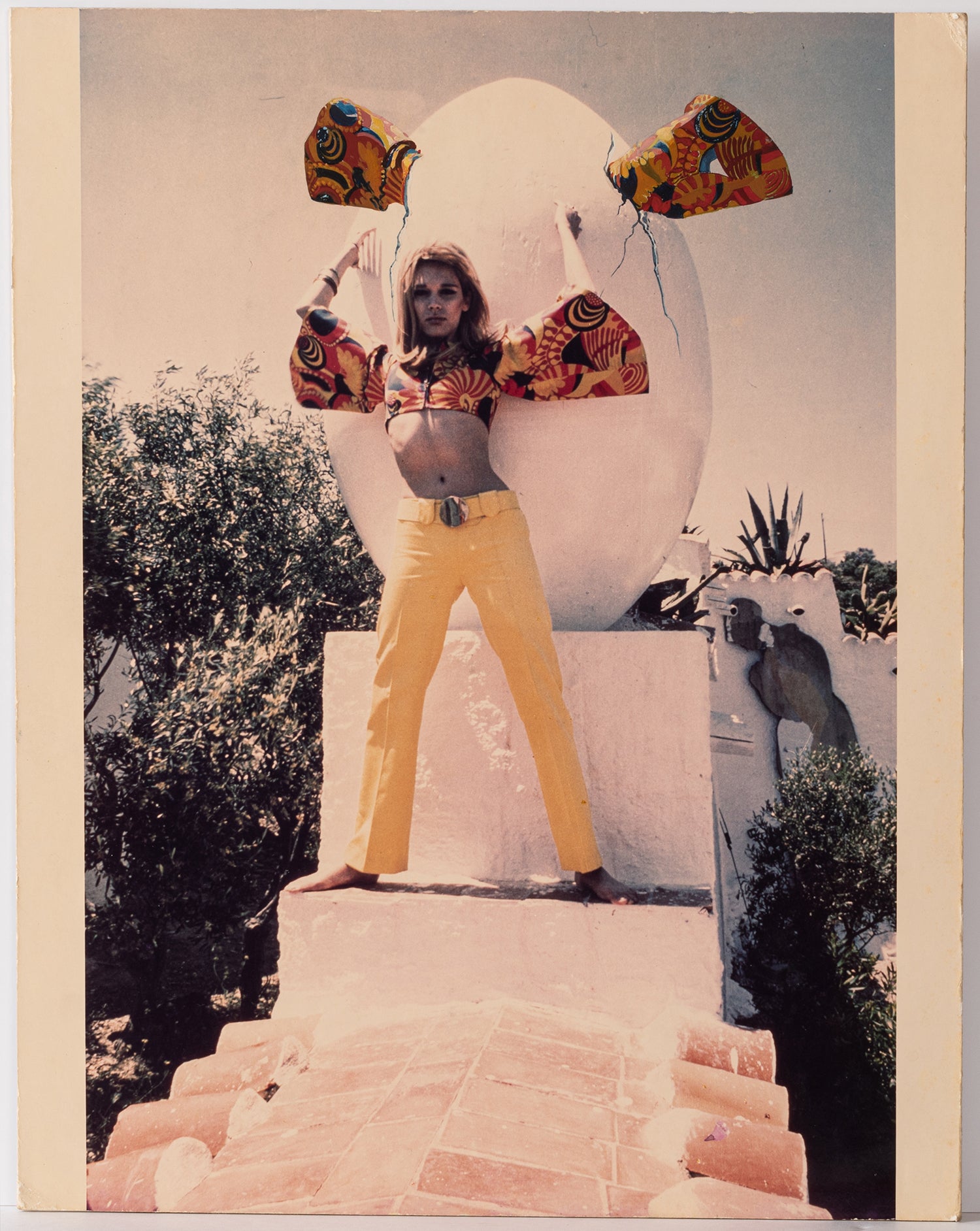 Trois photographies de mode réalisées pour le Daily Telegraph Magazine (6 sept. 1968), prises dans la maison-atelier de Dalí, à Port Lligart, en Catalogne.