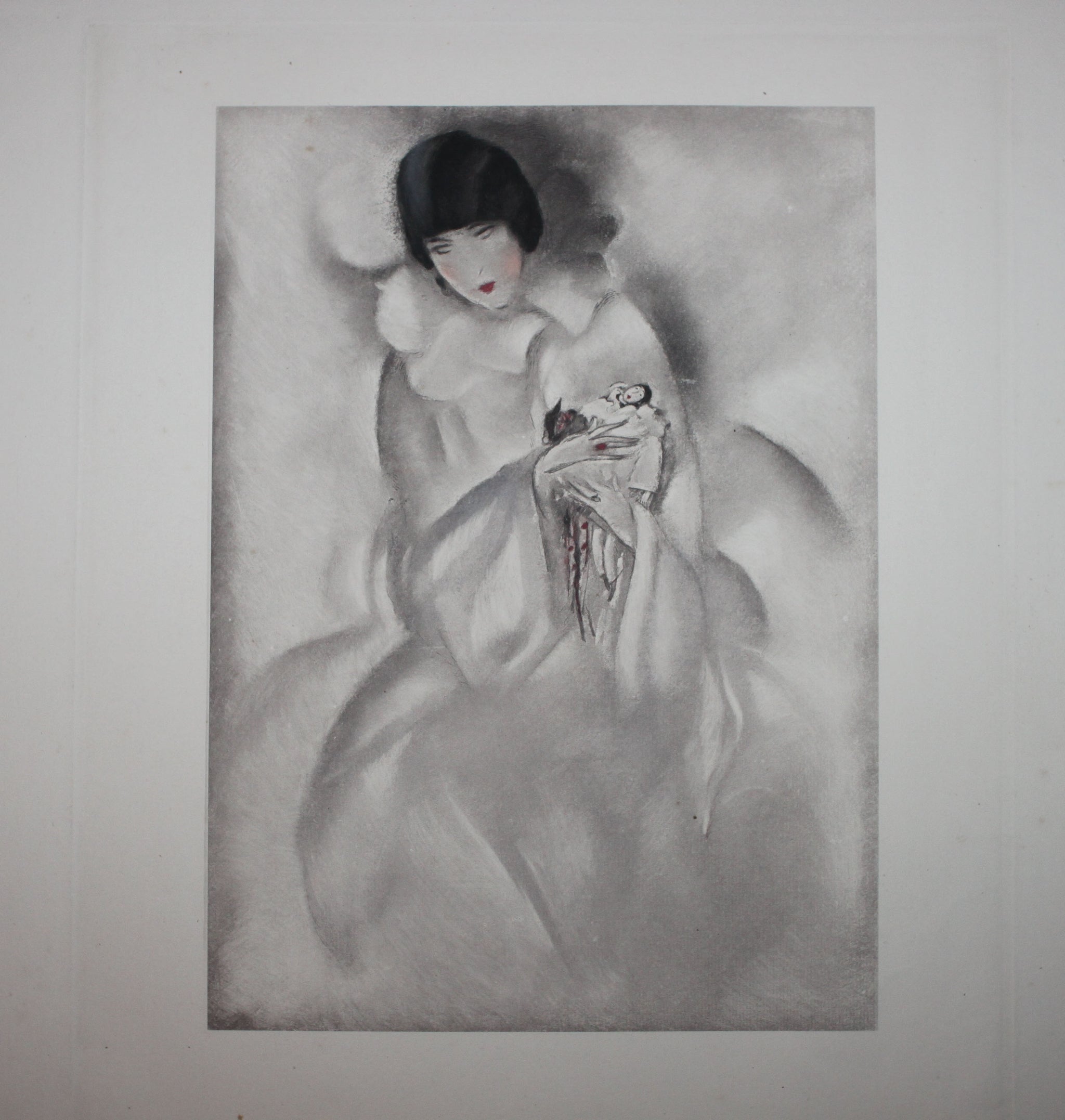 Femme tenant un Pierrot dans ses mains.