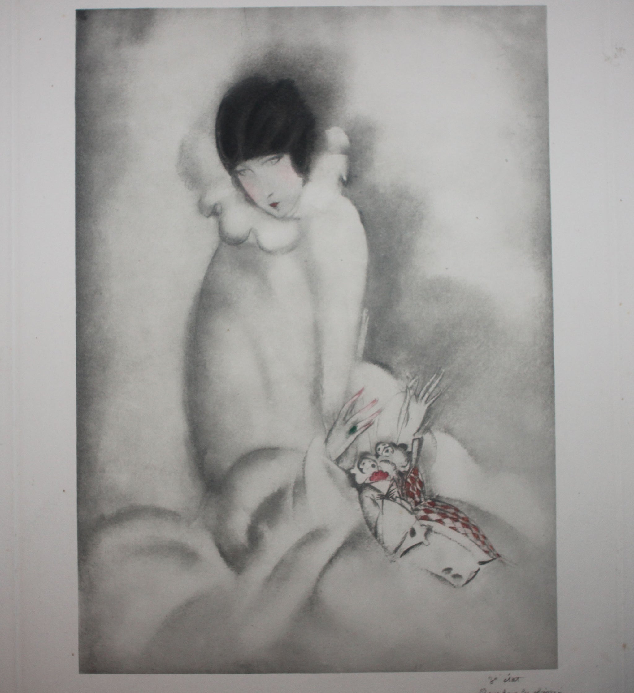 Femme tenant dans ses mains deux poupées, Pierrot et Colombine.