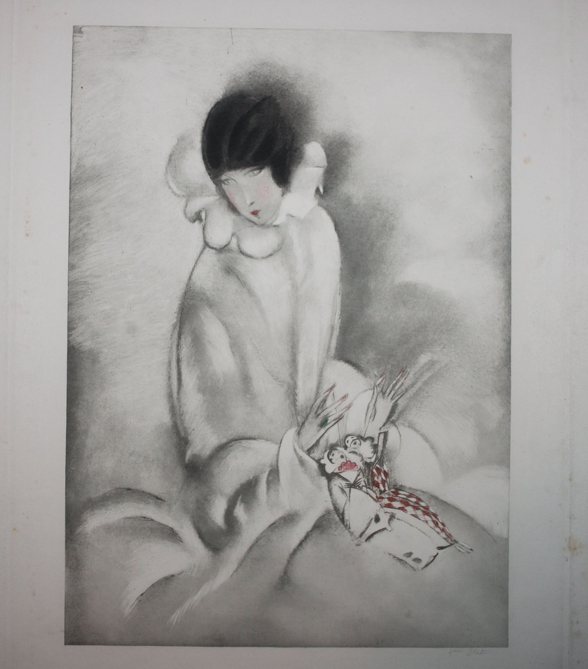 Femme tenant dans ses mains deux poupées, Pierrot et Colombine.