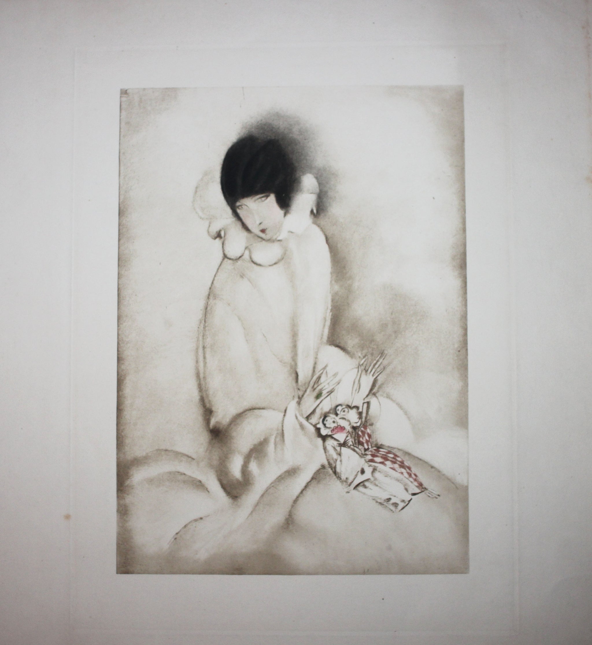 Femme tenant dans ses mains deux poupées, Pierrot et Colombine.