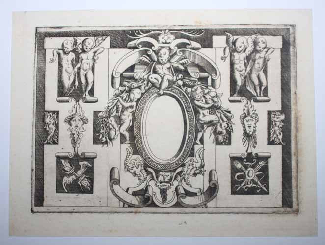 Petit cartouche de Fontainebleau avec puttis et grotesques.