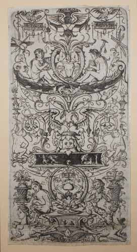 Panneau d'arabesques entremêlées de figures.