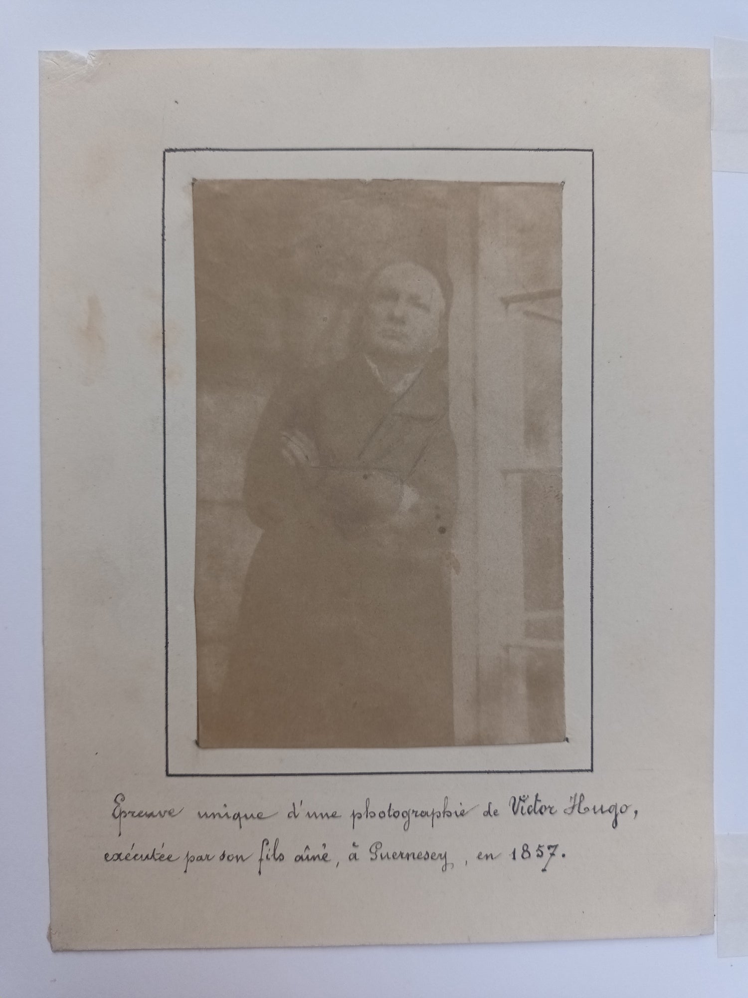 Victor Hugo à l’entrée de la serre de Marine Terrace (Jersey). Vers 1853-1855.