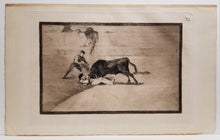 Charger l'image dans la galerie, Dos grupos de picadores arrollados de seguida por un solo toro (Deux équipes de picadores défaites par un seul taureau). La Tauromachie.