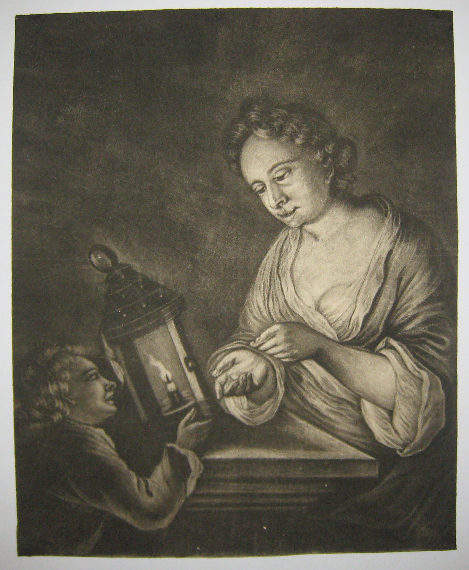 Jeune garçon recevant de l'argent d'une femme.