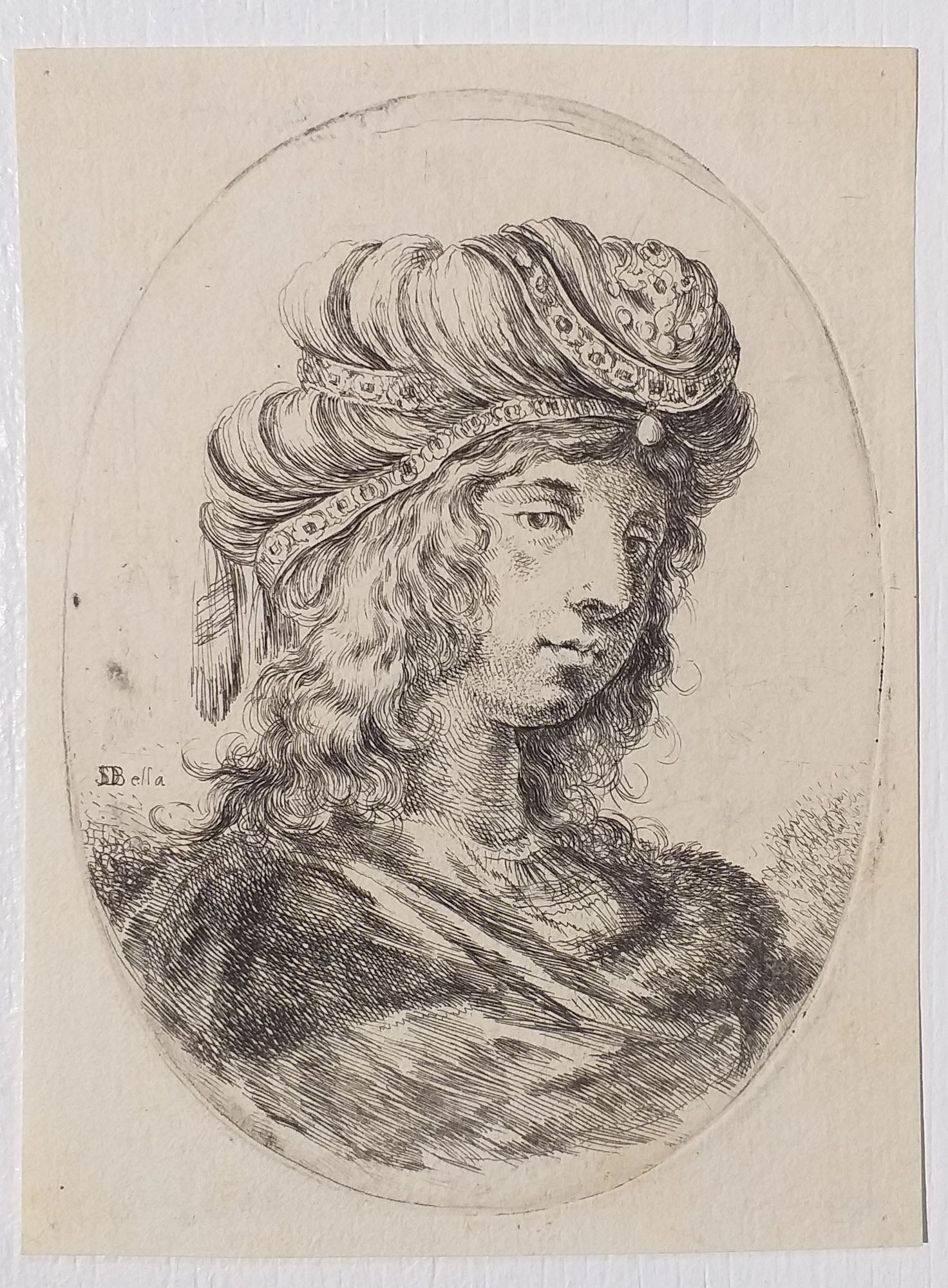 Sultane tournée de trois quarts vers la droite et ayant une fourrure sur ses épaules.  1650.