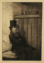 Charger l'image dans la galerie, Homme au chapeau, les bras croisés, assis.