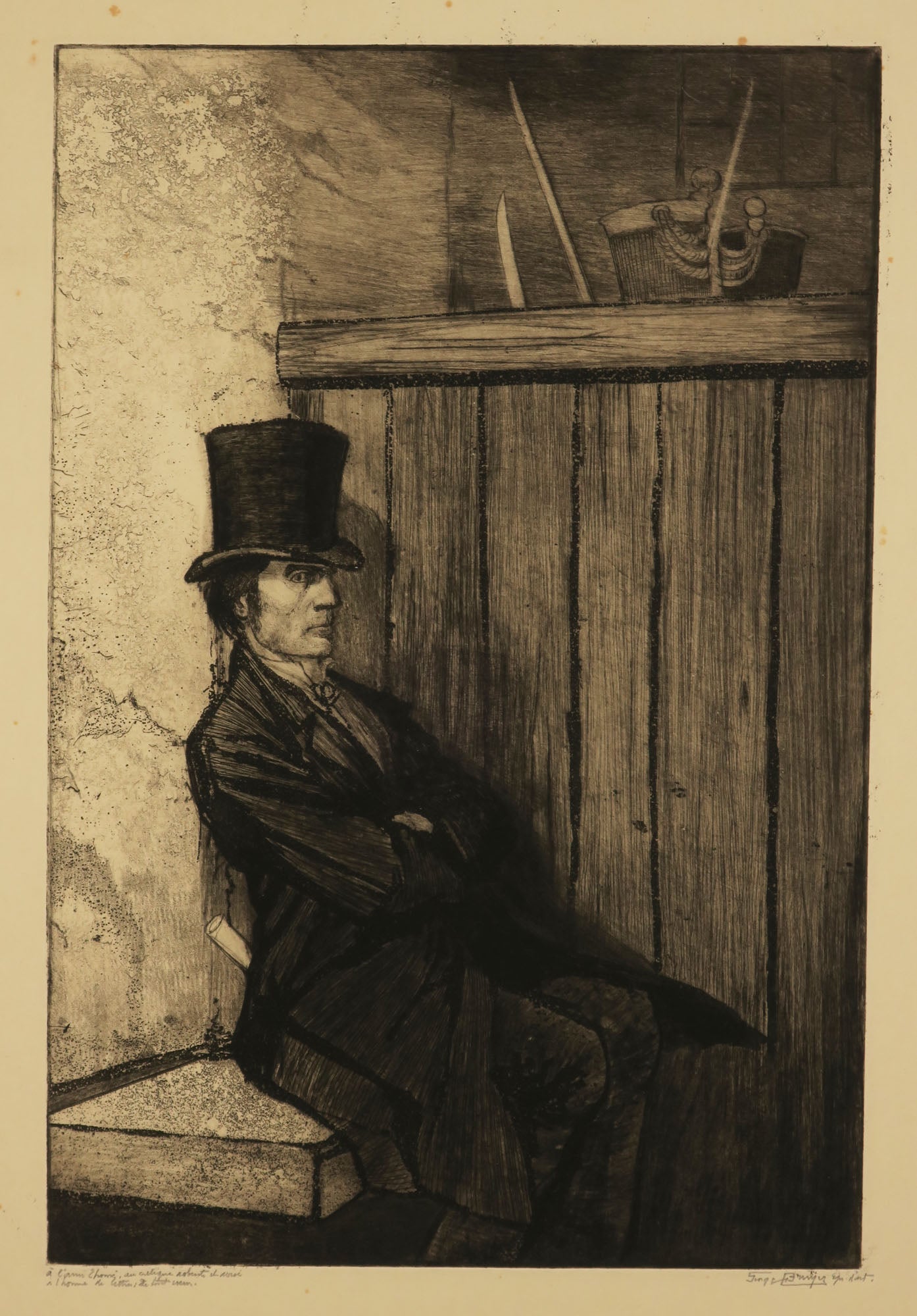 Homme au chapeau, les bras croisés, assis.