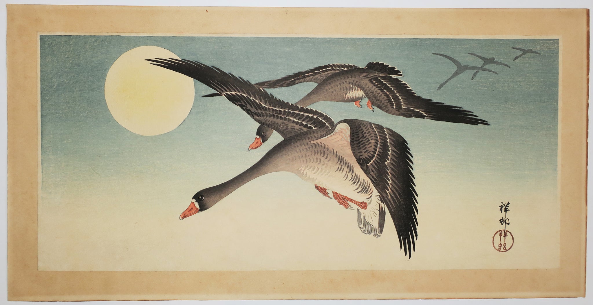 Deux oies en vol à la pleine lune.