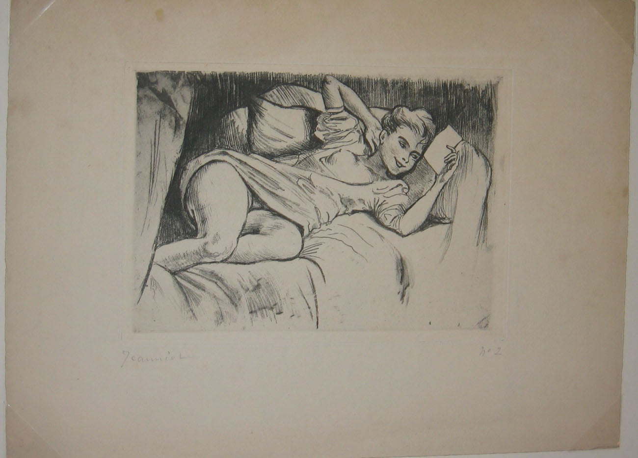 Jeune femme lisant une lettre couchée sur le canapé.