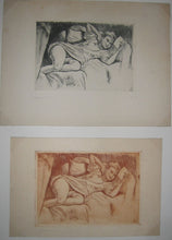 Charger l'image dans la galerie, Jeune femme lisant une lettre couchée sur le canapé.