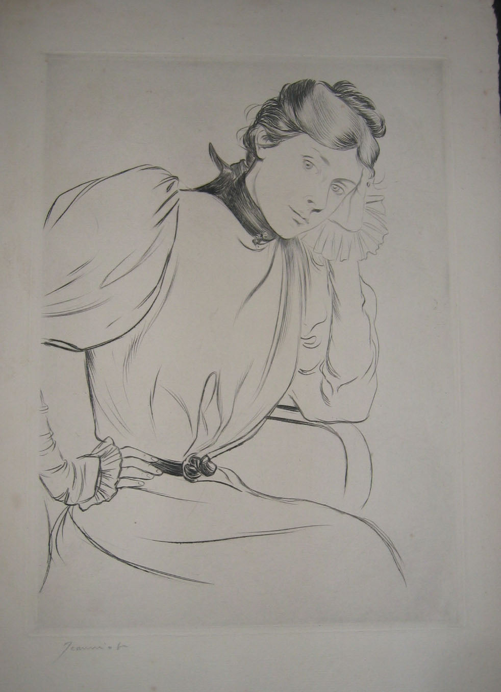 Femme assise accoudée, de trois quart.