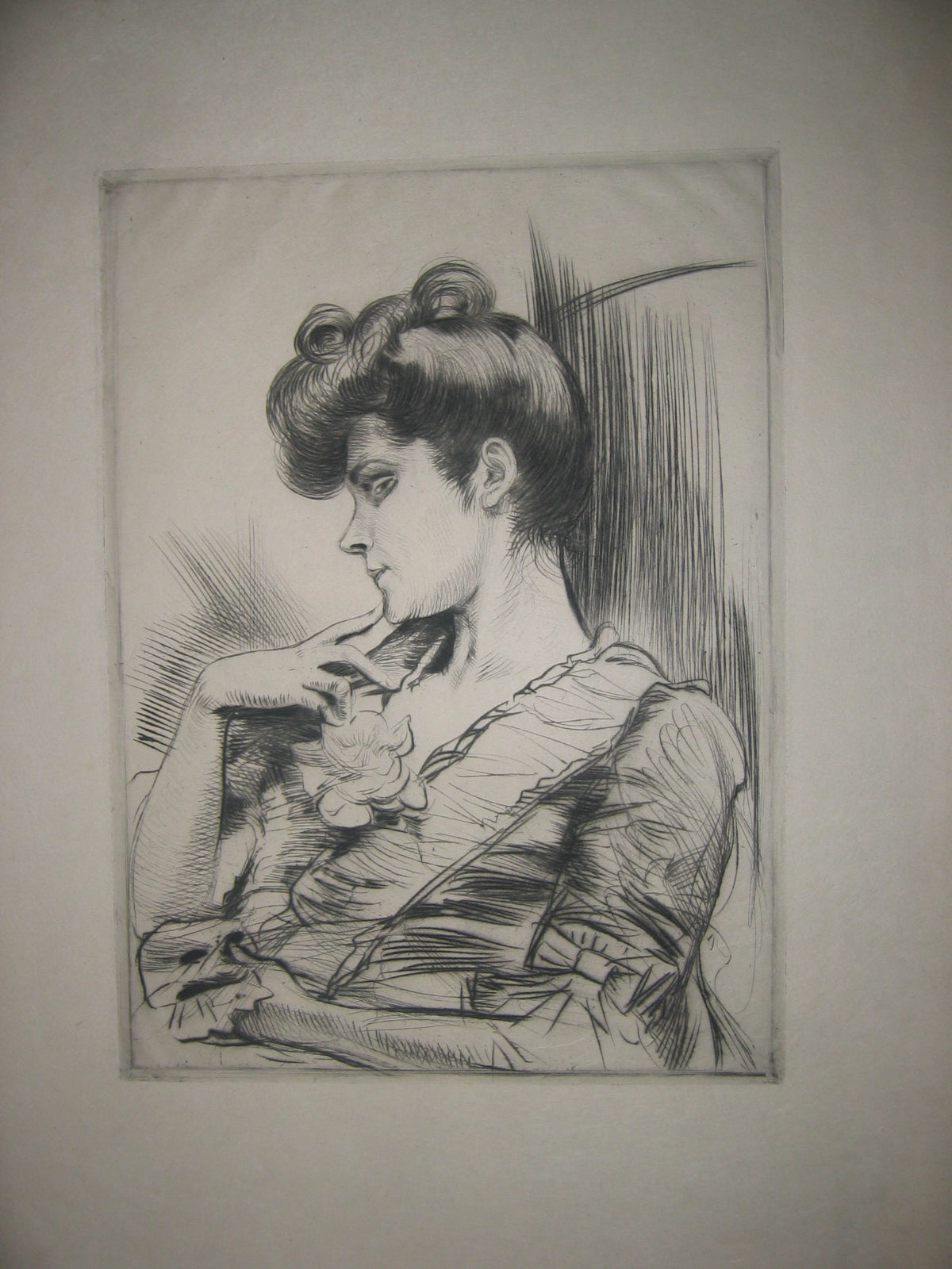 Femme avec une robe à fleurs, de trois quart.