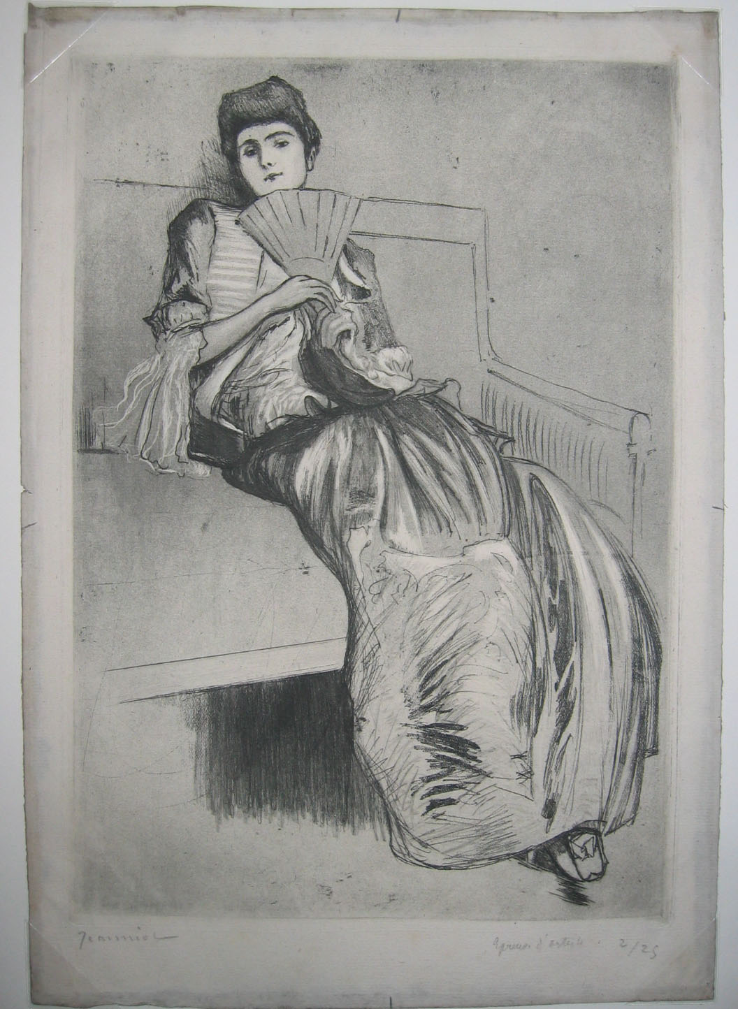 Femme à l'éventail assise sur un sofa.