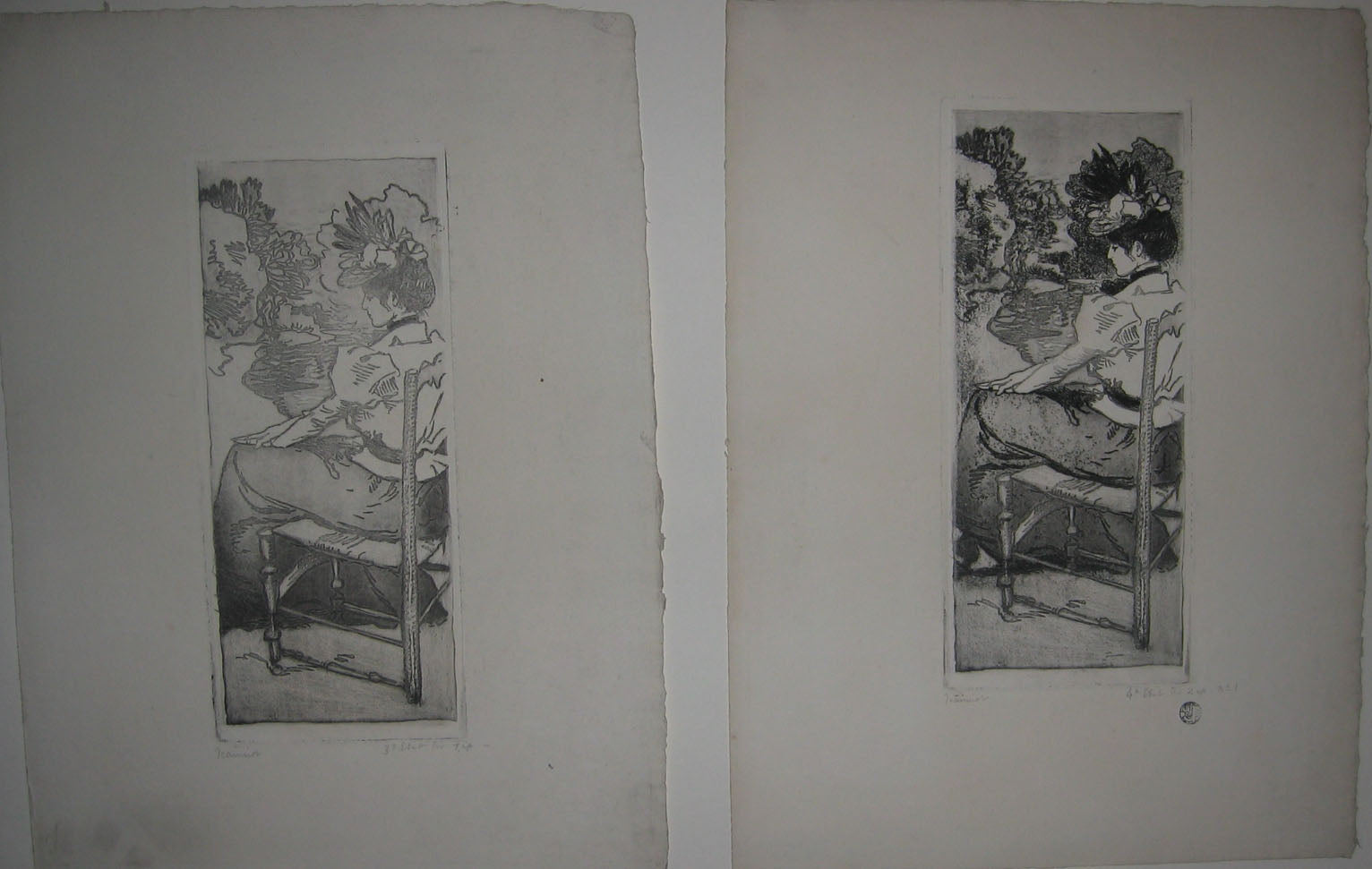 Jeune fille assise sur une chaise au bord de l'eau.