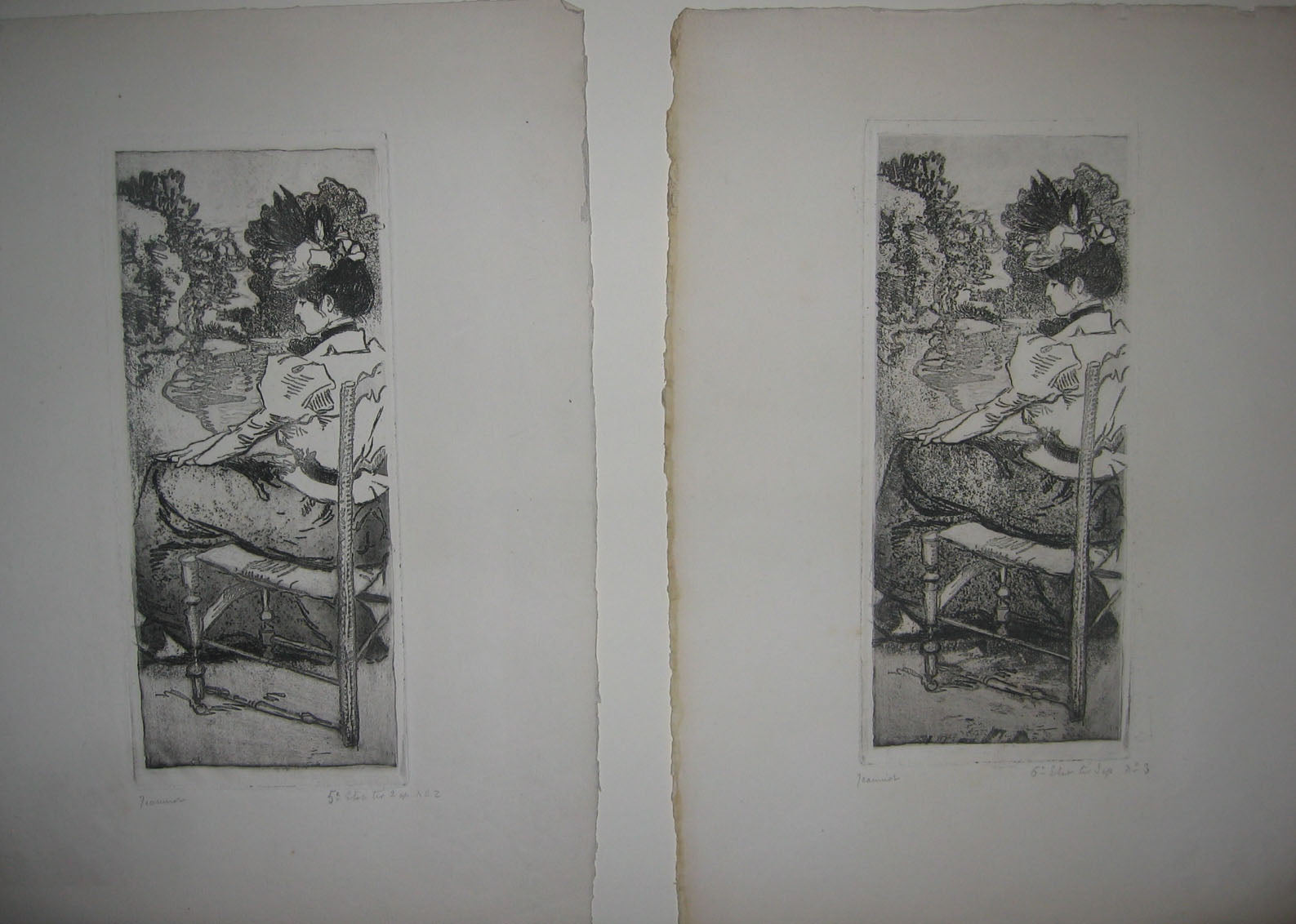 Jeune fille assise sur une chaise au bord de l'eau.