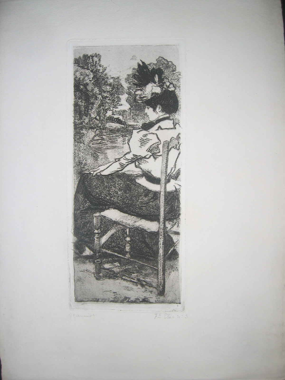 Jeune fille assise sur une chaise au bord de l'eau.