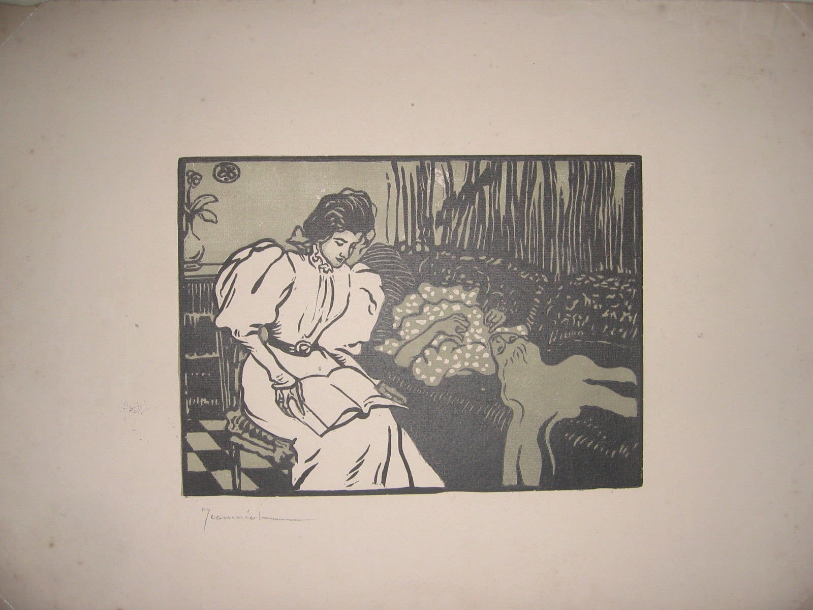 Deux jeunes femmes, l'une allongée sur le divan, l'autre lisant sur une chaise.