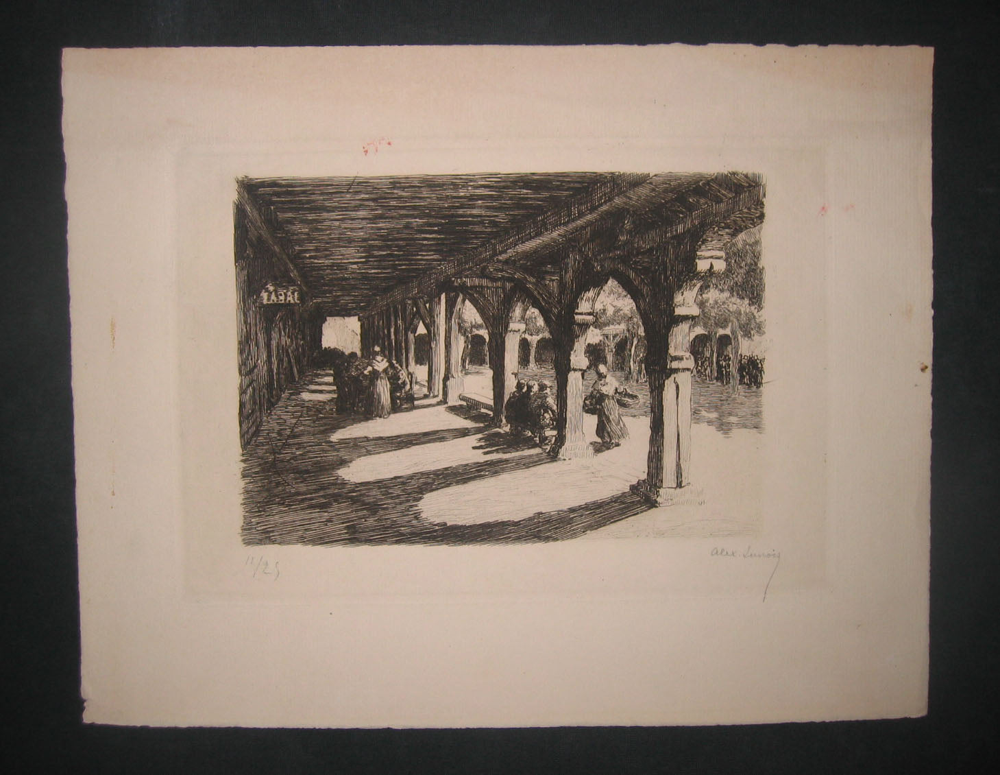Sous les arcades.