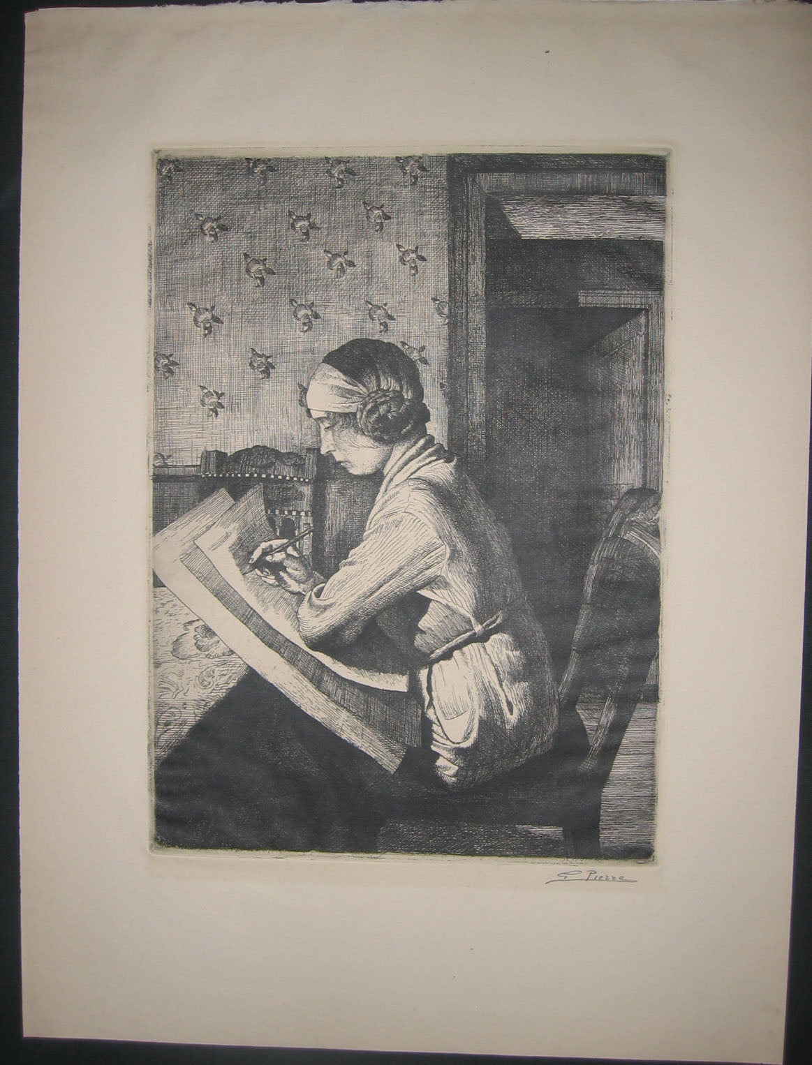 Jeune femme assise de profil, dessinant.