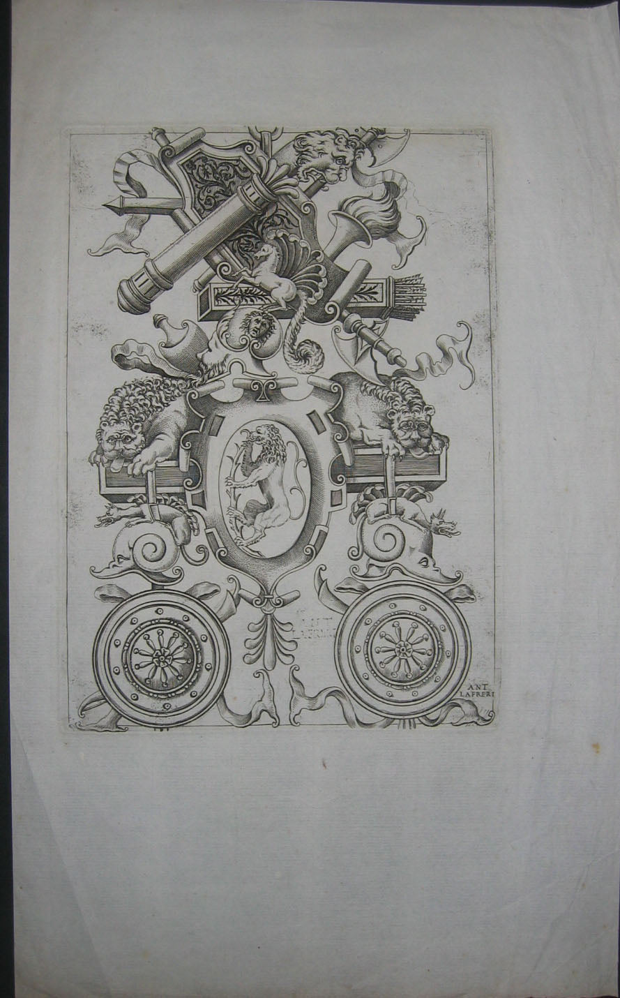 Panneau d'ornements avec un  lion rampant.