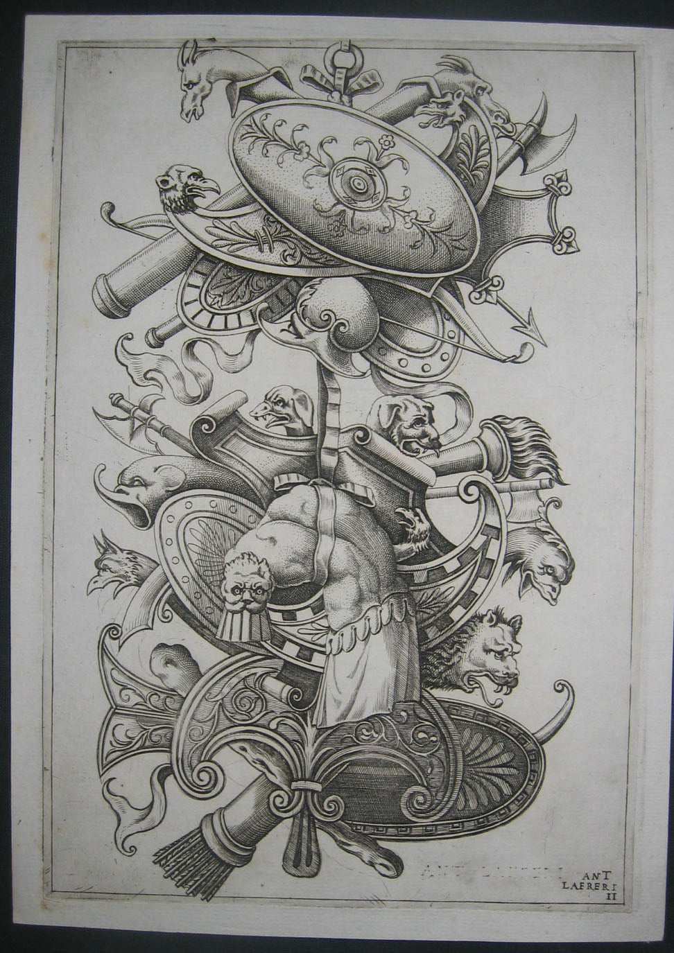 Trophée avec une cuirasse (la même).