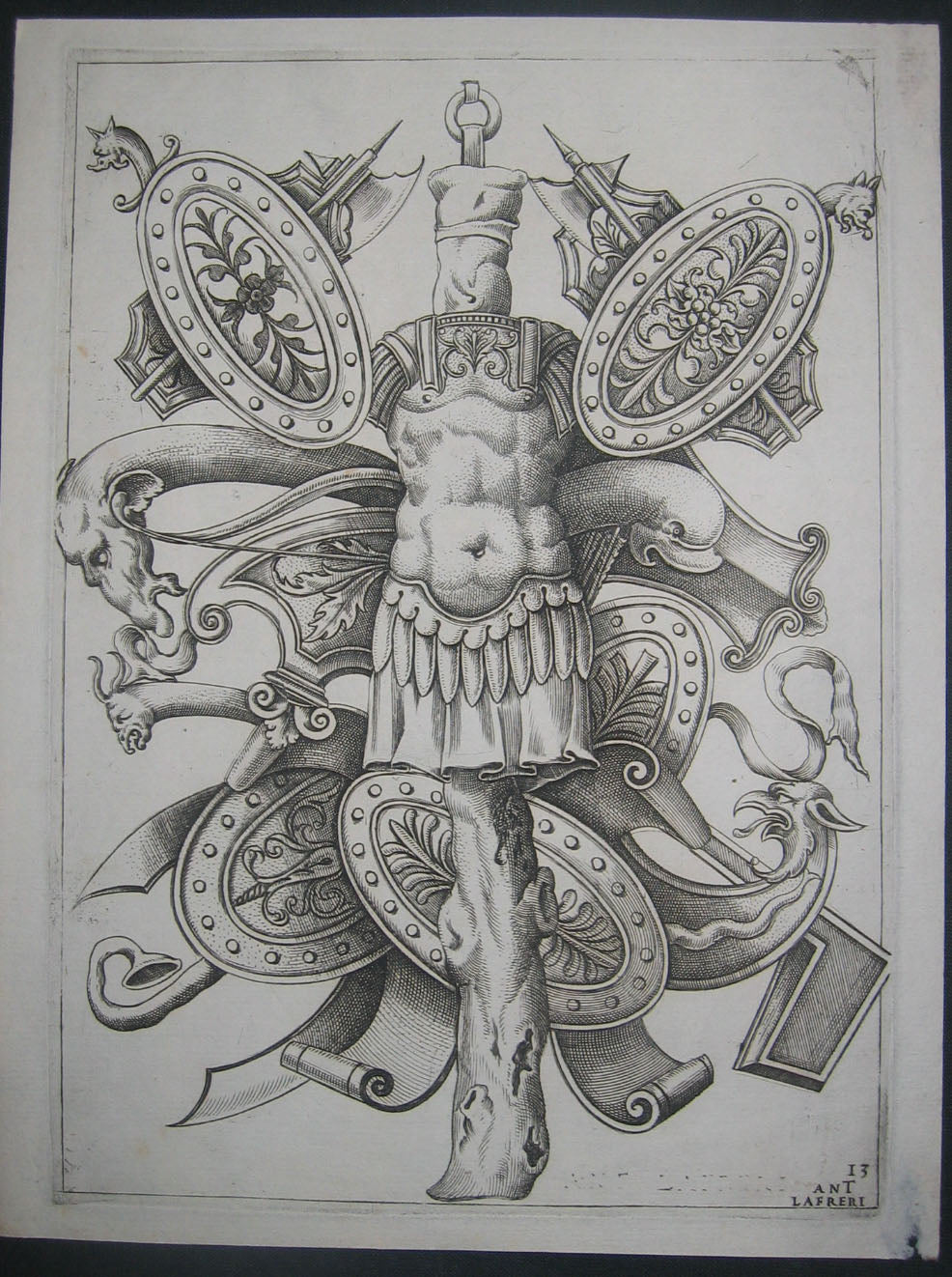 Trophée avec une cuirasse sur un tronc d'arbre (la même).