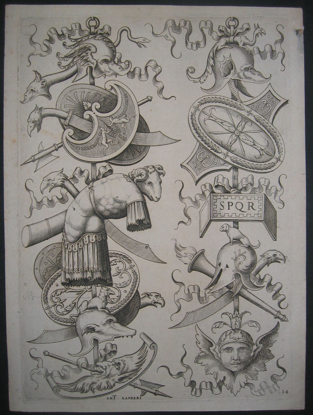 Deux trophées d'armes (la même).