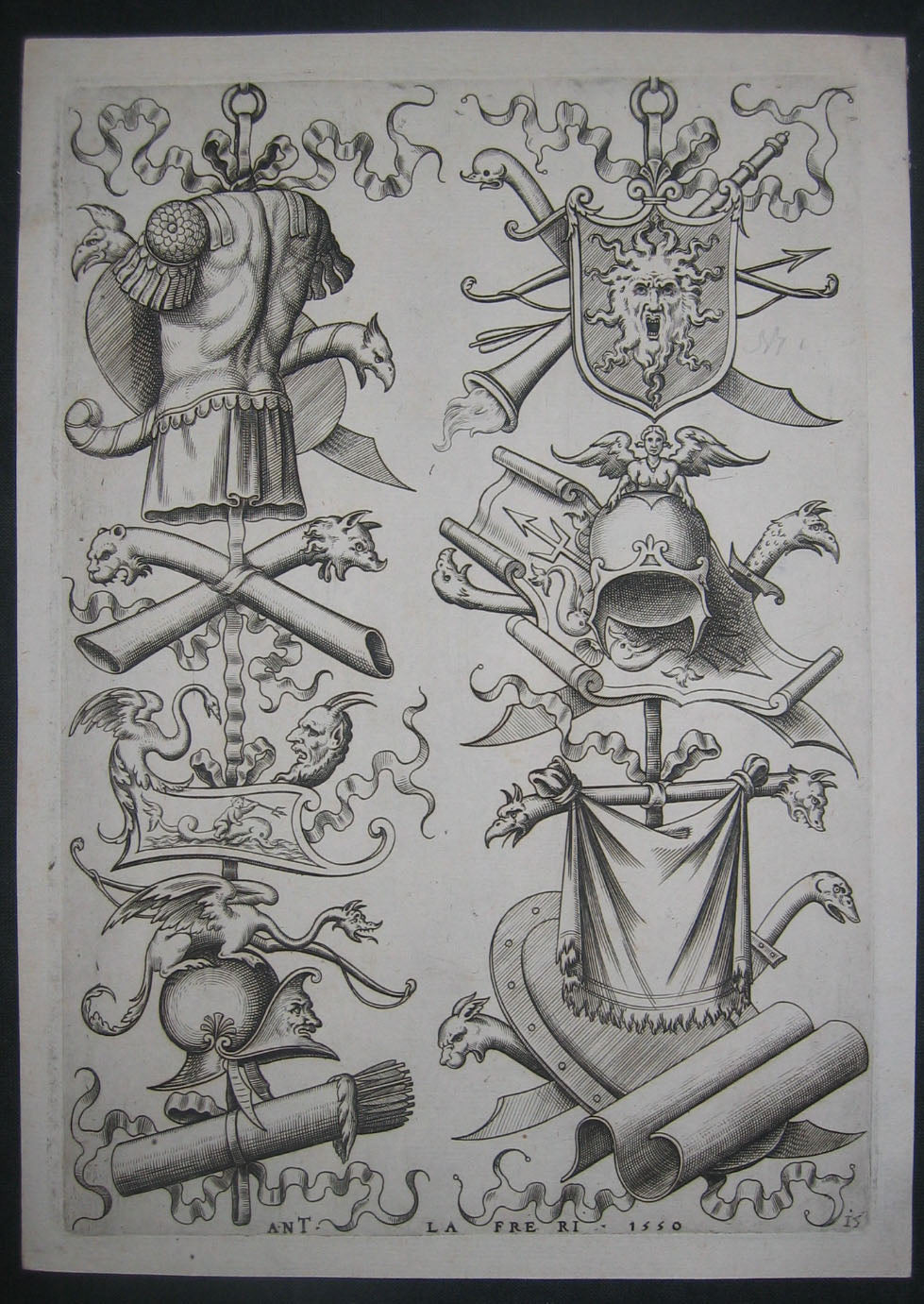 Deux trophées d'armes dont le premier avec une cuirasse.