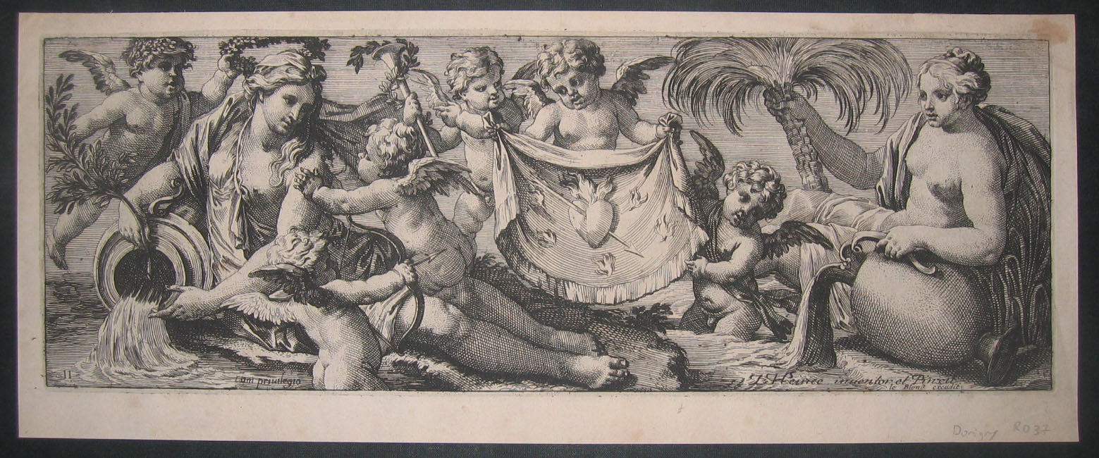 Deux naïades sont assises de chaque côté; entre elles, au milieu, des Amours soutiennent une draperie sur laquelle est représenté un cœur enflammé percé d'une flèche et entouré de flammes.