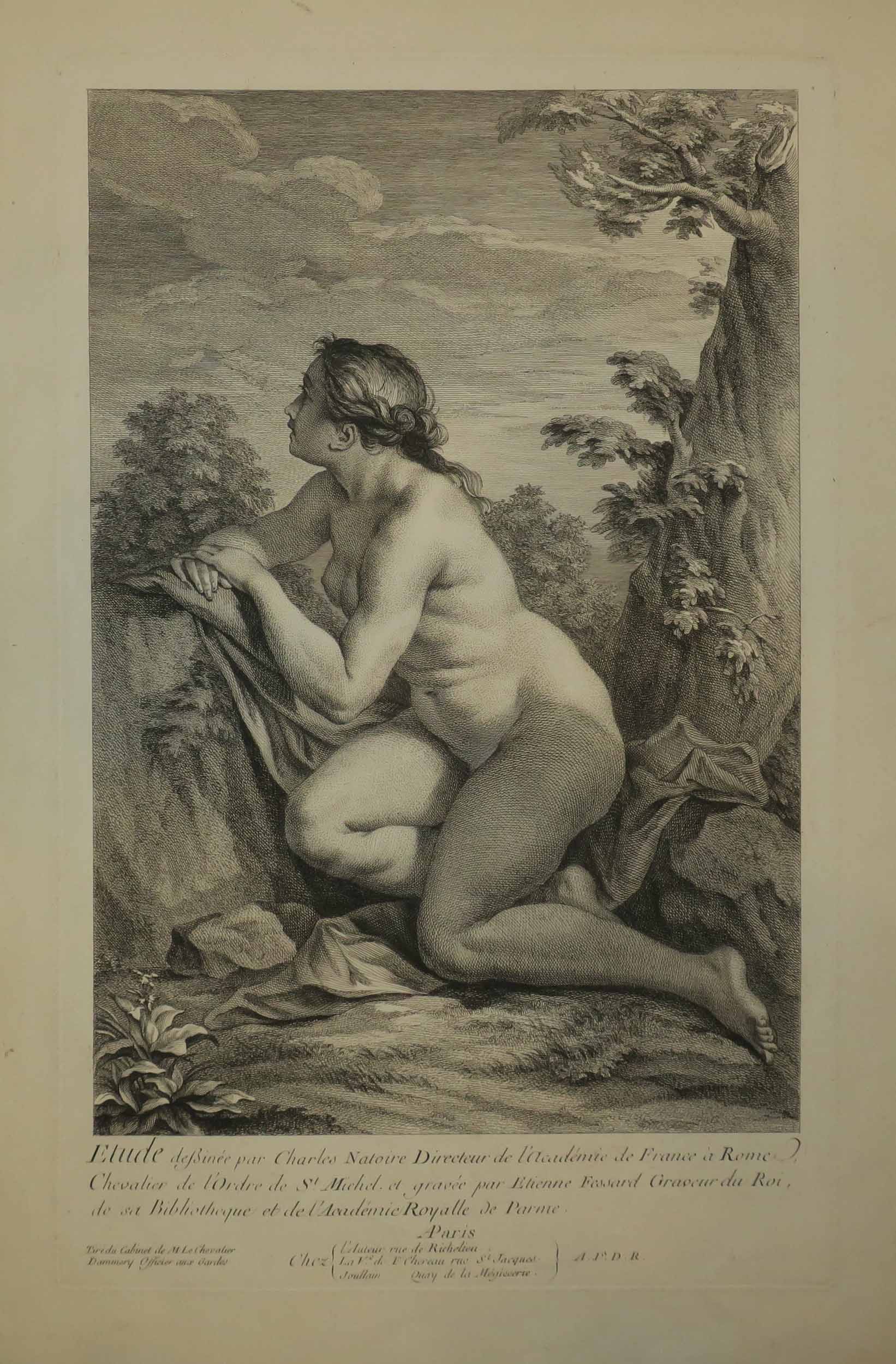 Femme nue, de profil à gauche, à demi agenouillée au pied d'un arbre. Étude dessinée par Charles Natoire directeur de l'Académie de France à Rome.