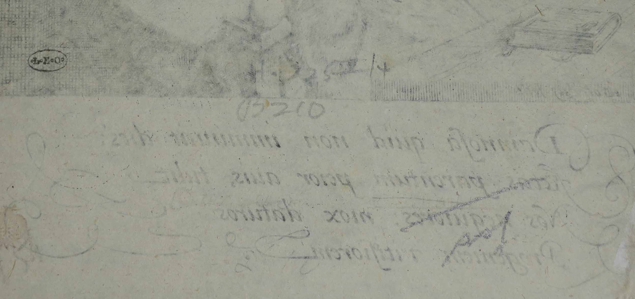 Une vieille femme, assise devant une table.