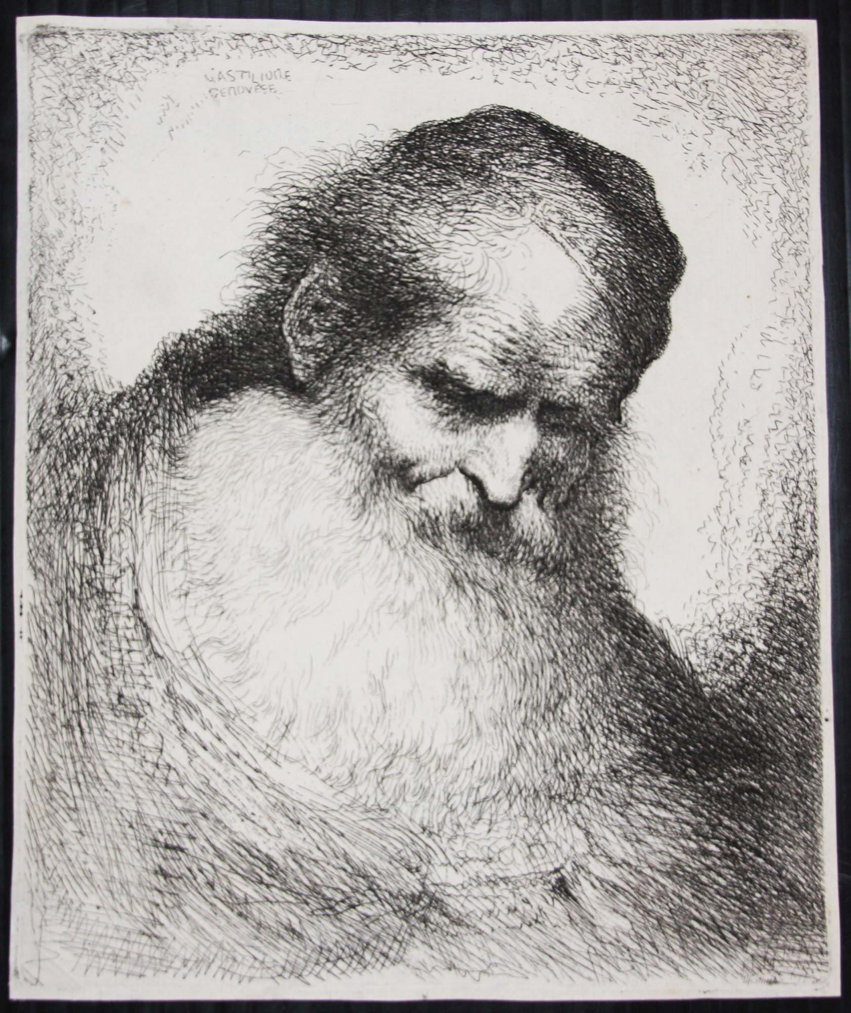 Le vieux avec une grande barbe.