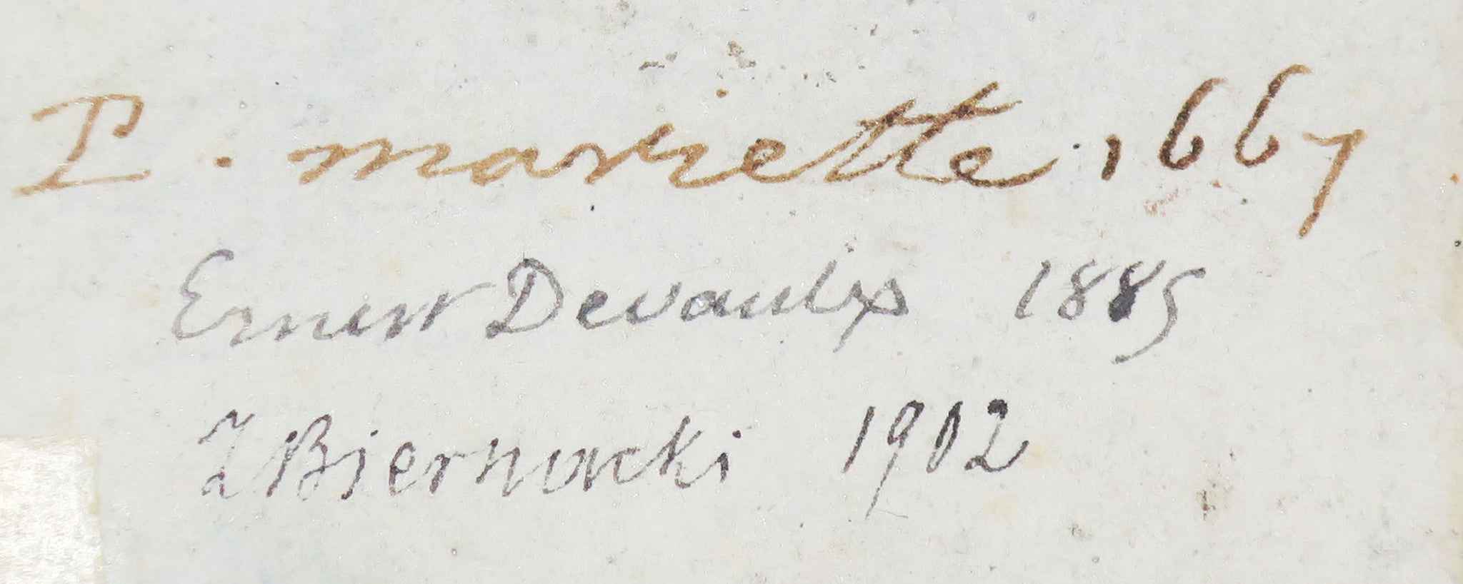 Jeune femme marchand vers la gauche.