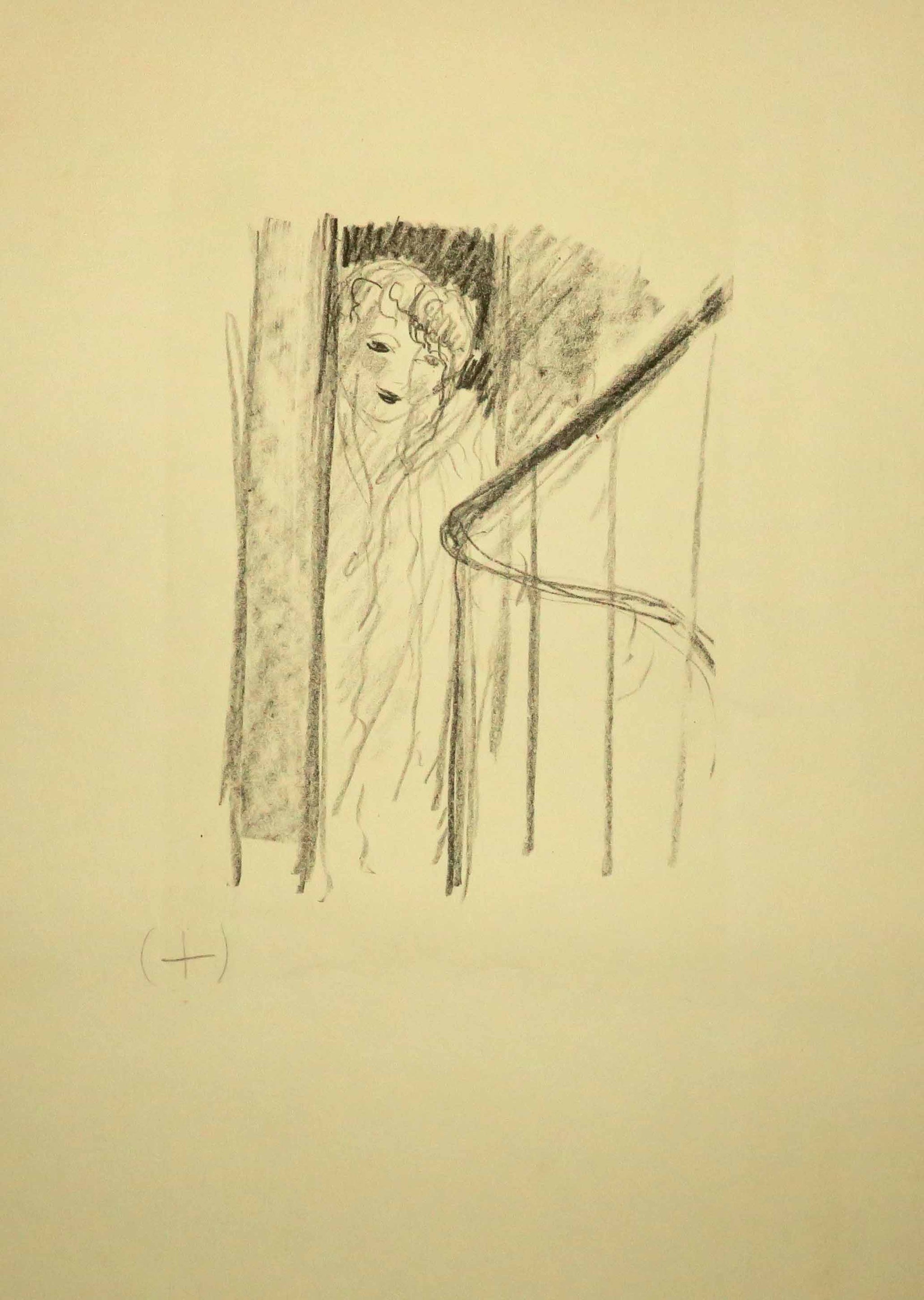 Jeune fille derrière les rideaux.