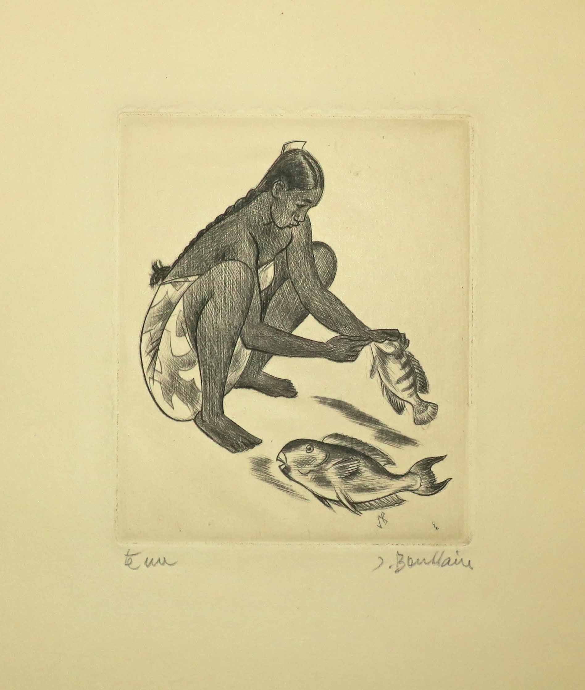 L'écailleuse.Une Vahine accroupie nettoie deux poissons.